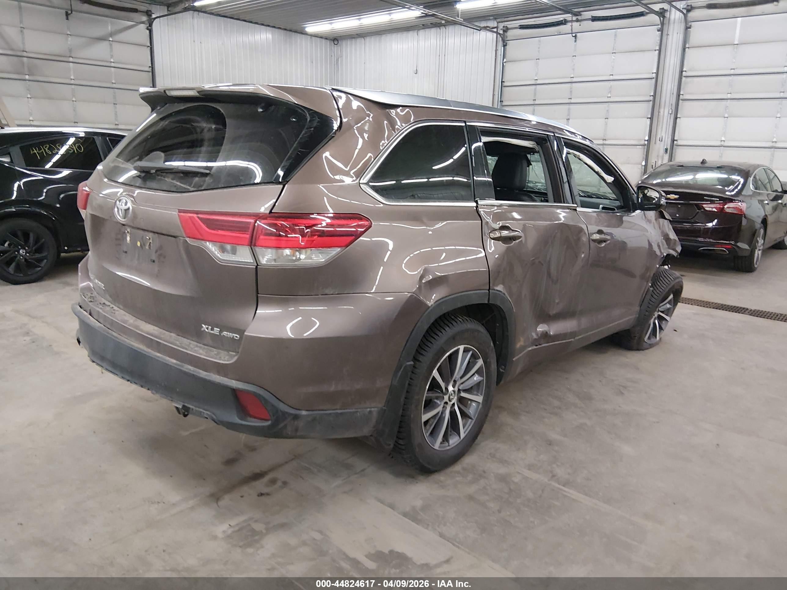 2018 Toyota Highlander Xle Brown vin: 5TDJZRFH2JS813771