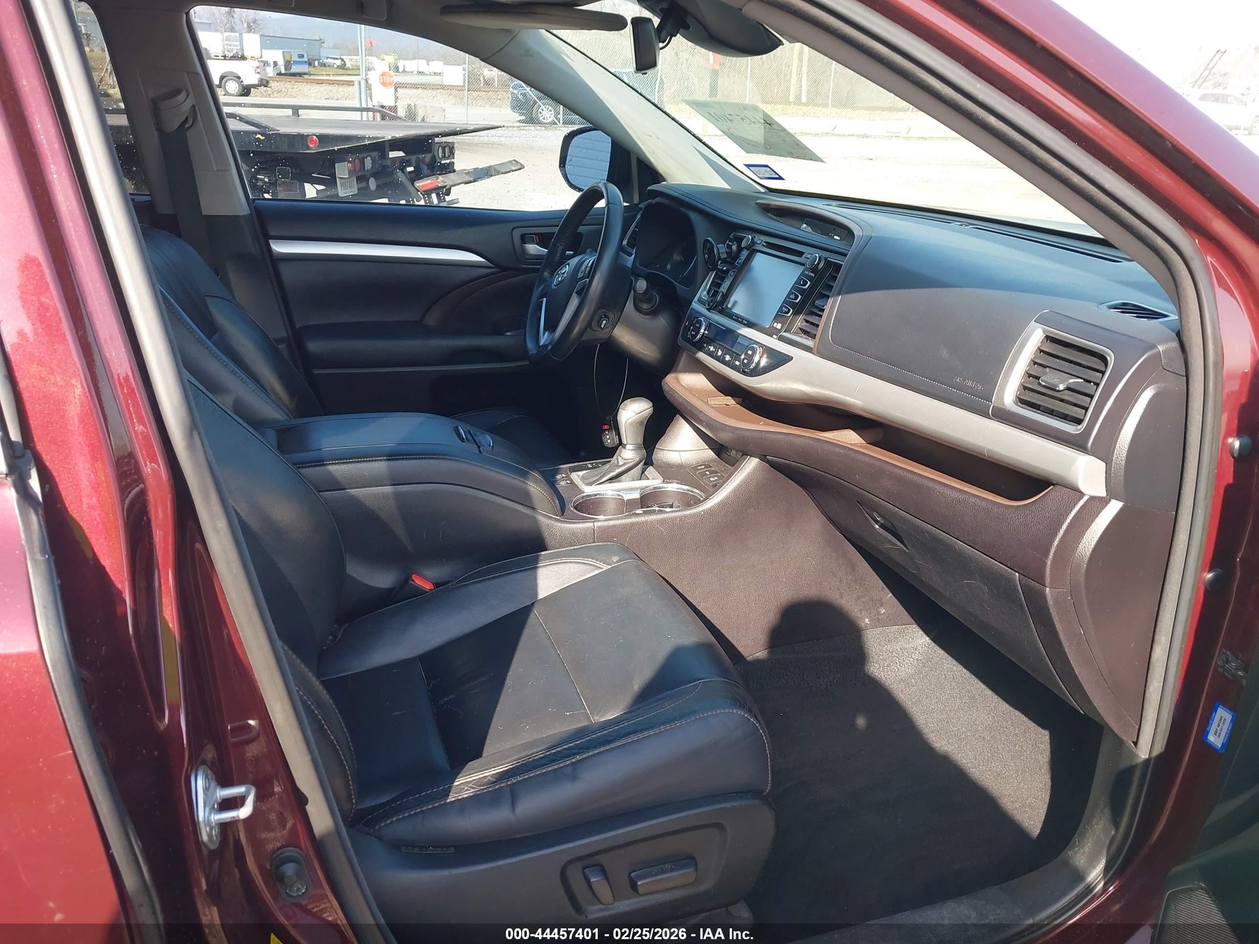 2018 Toyota Highlander Xle Burgundy vin: 5TDJZRFH2JS908329