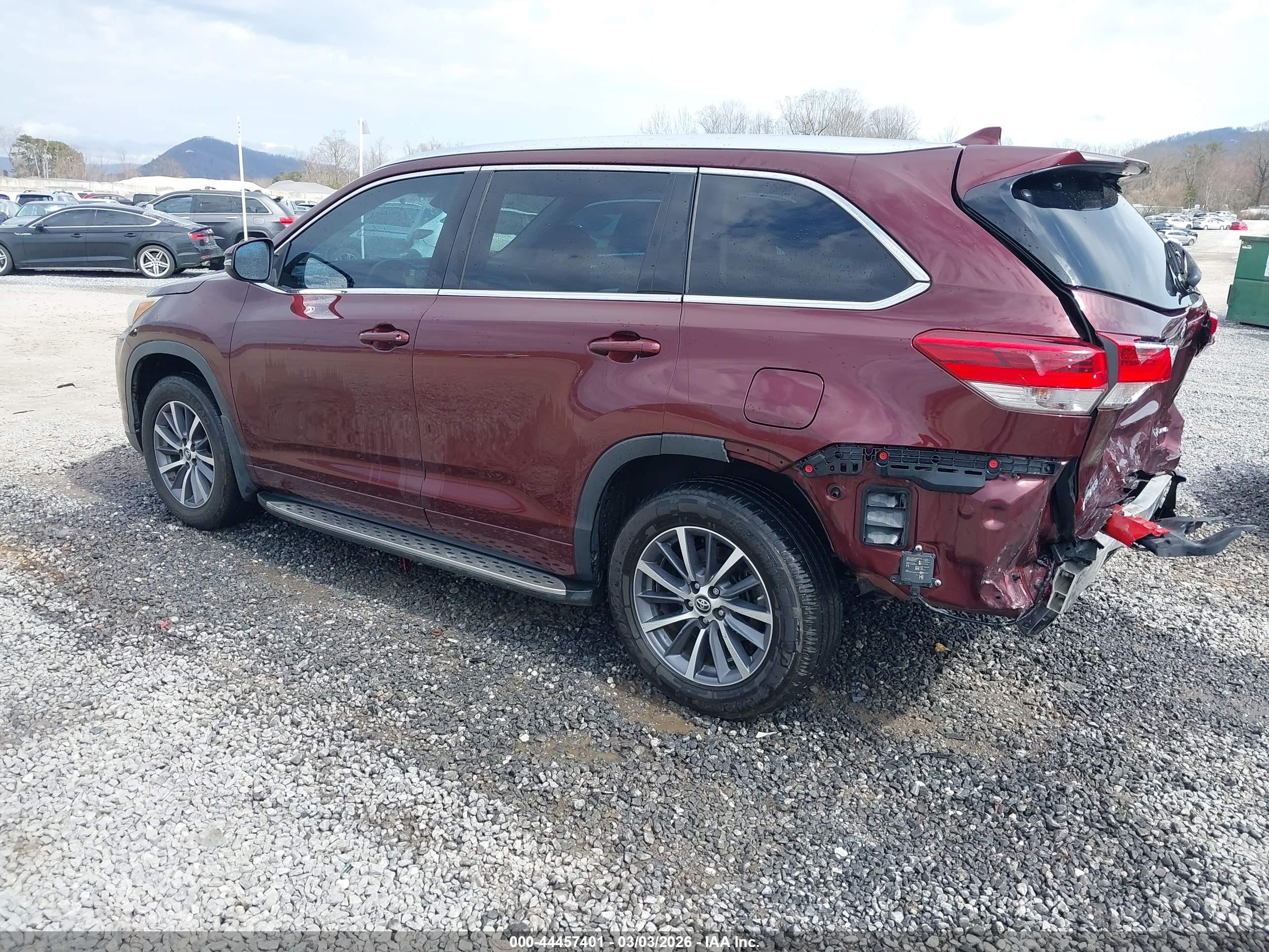 2018 Toyota Highlander Xle Burgundy vin: 5TDJZRFH2JS908329