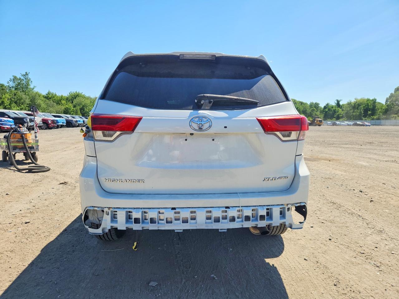 2018 Toyota Highlander Xle White vin: 5TDJZRFH3JS906556