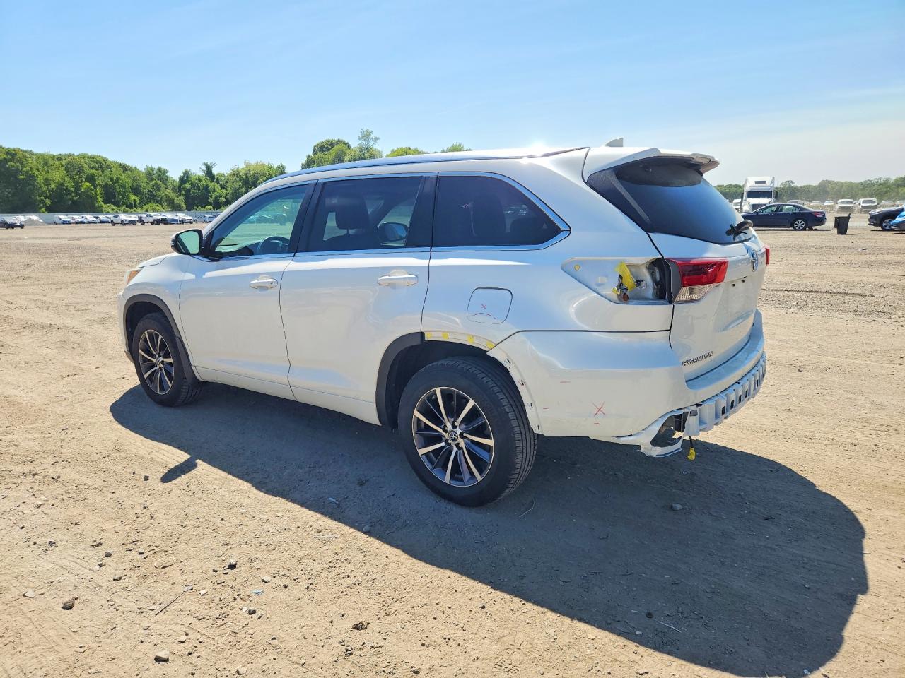 2018 Toyota Highlander Xle White vin: 5TDJZRFH3JS906556