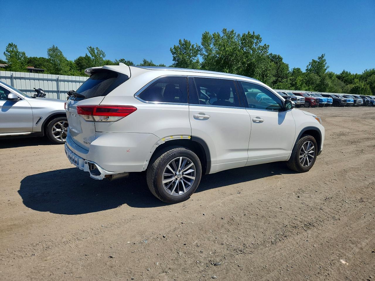 2018 Toyota Highlander Xle White vin: 5TDJZRFH3JS906556