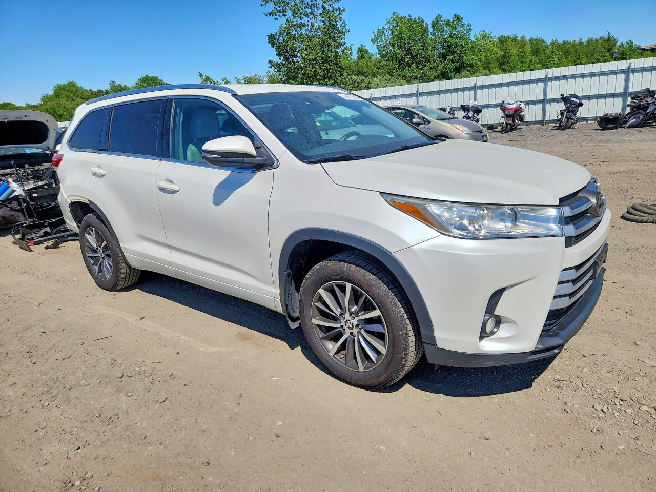 2018 Toyota Highlander Xle White vin: 5TDJZRFH3JS906556