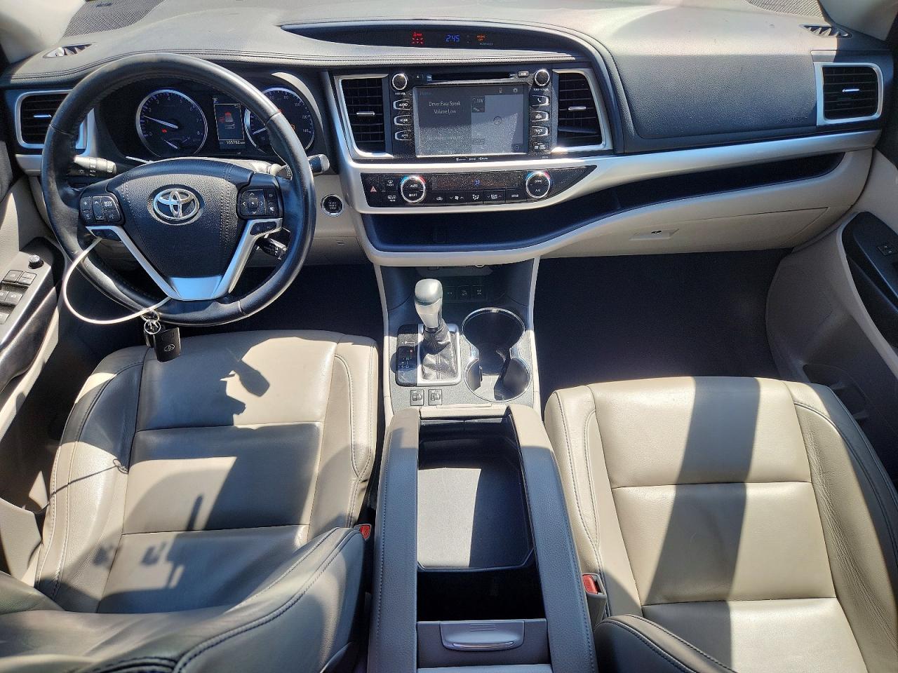 2018 Toyota Highlander Xle White vin: 5TDJZRFH3JS906556