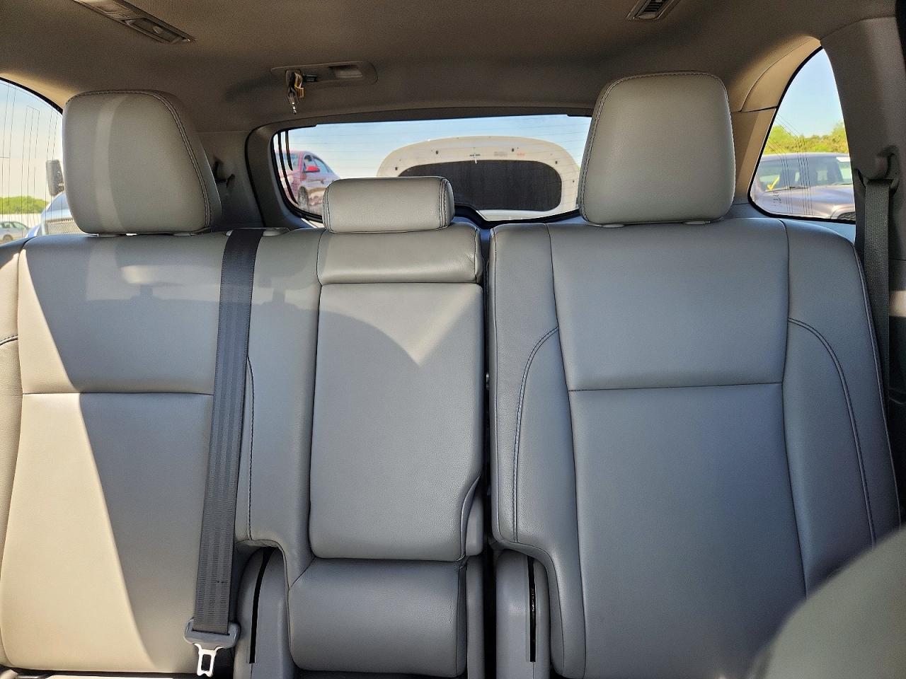 2018 Toyota Highlander Xle White vin: 5TDJZRFH3JS906556
