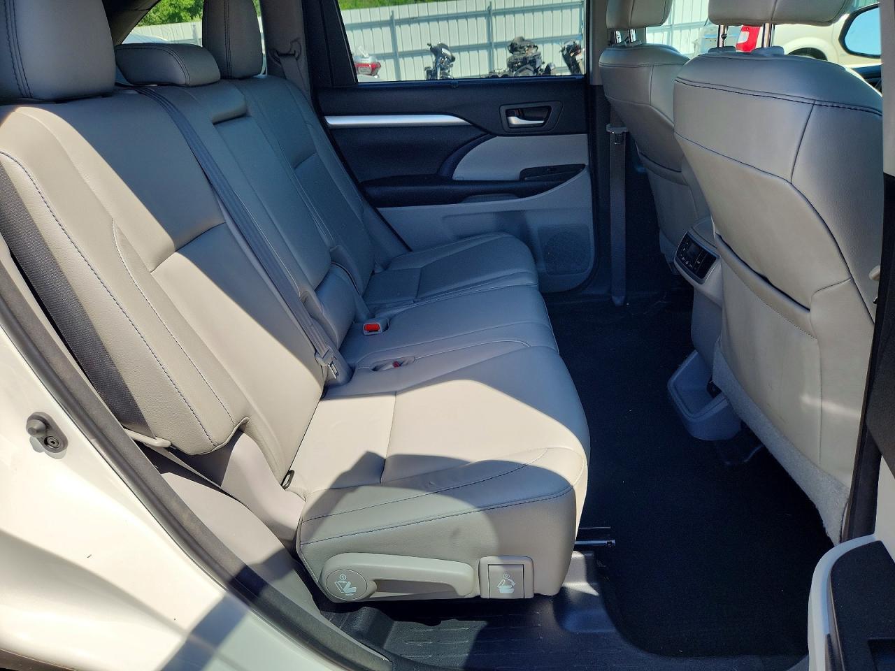 2018 Toyota Highlander Xle White vin: 5TDJZRFH3JS906556