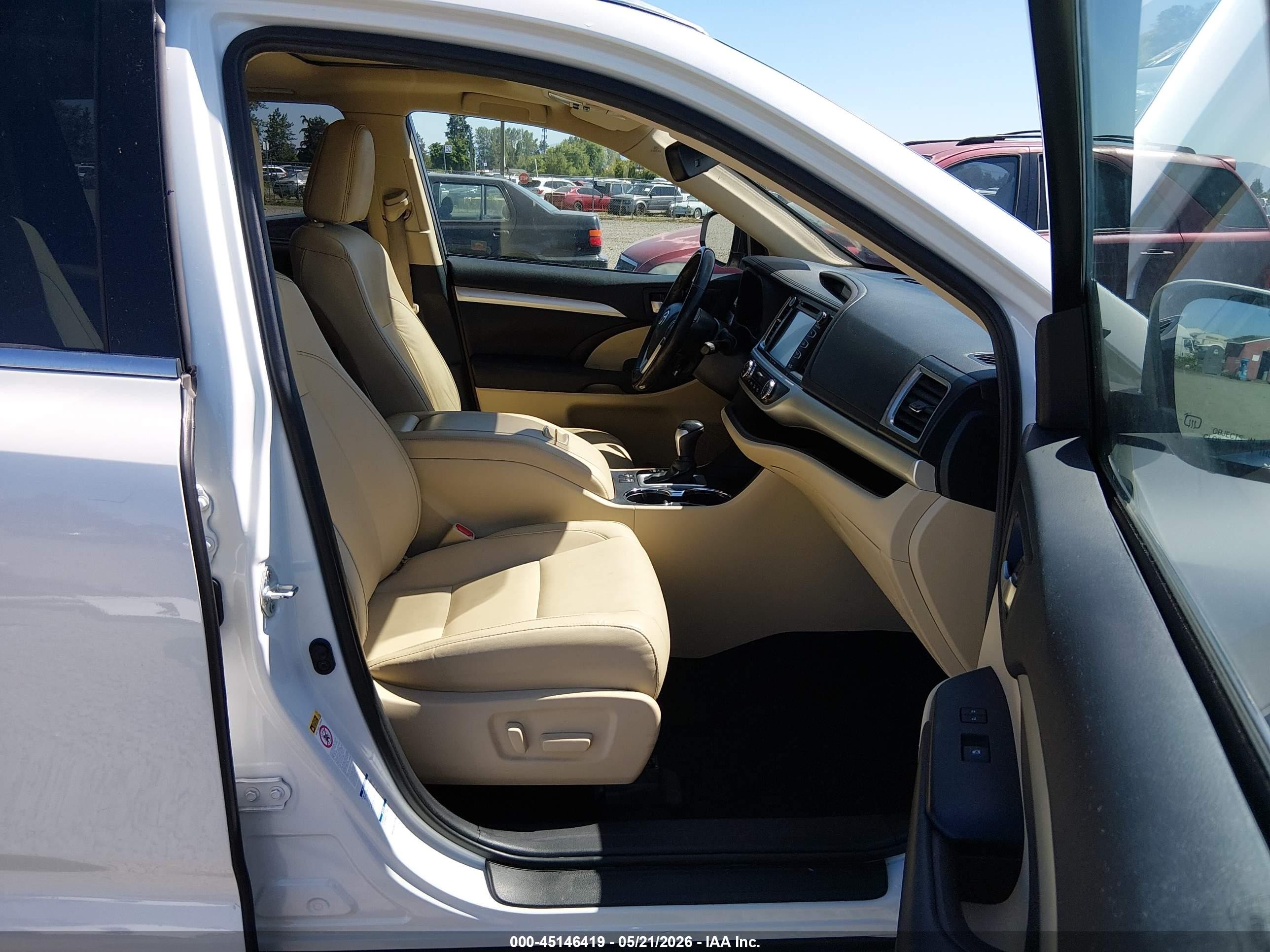 2019 Toyota Highlander Xle White vin: 5TDJZRFH3KS574197