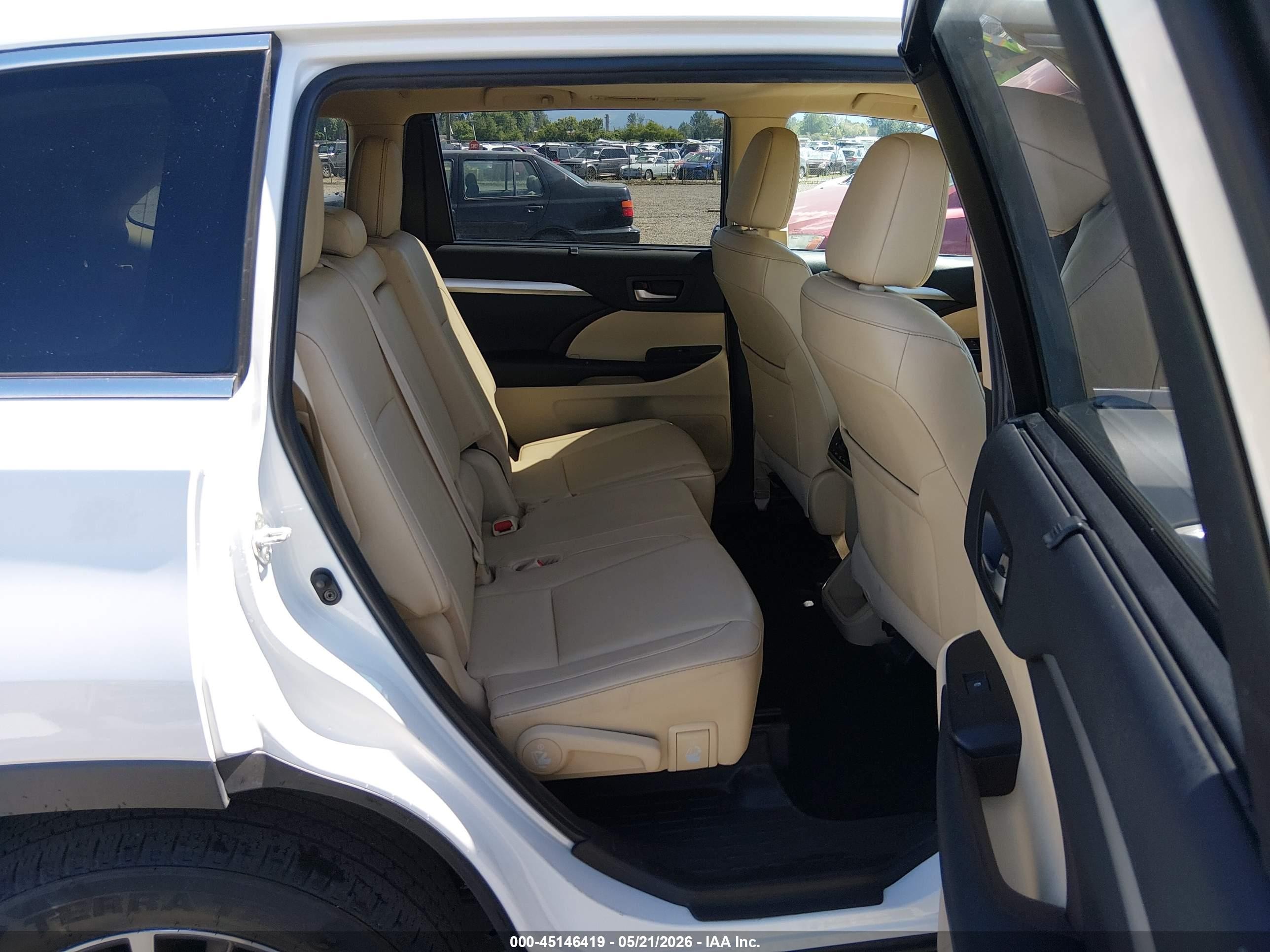 2019 Toyota Highlander Xle White vin: 5TDJZRFH3KS574197