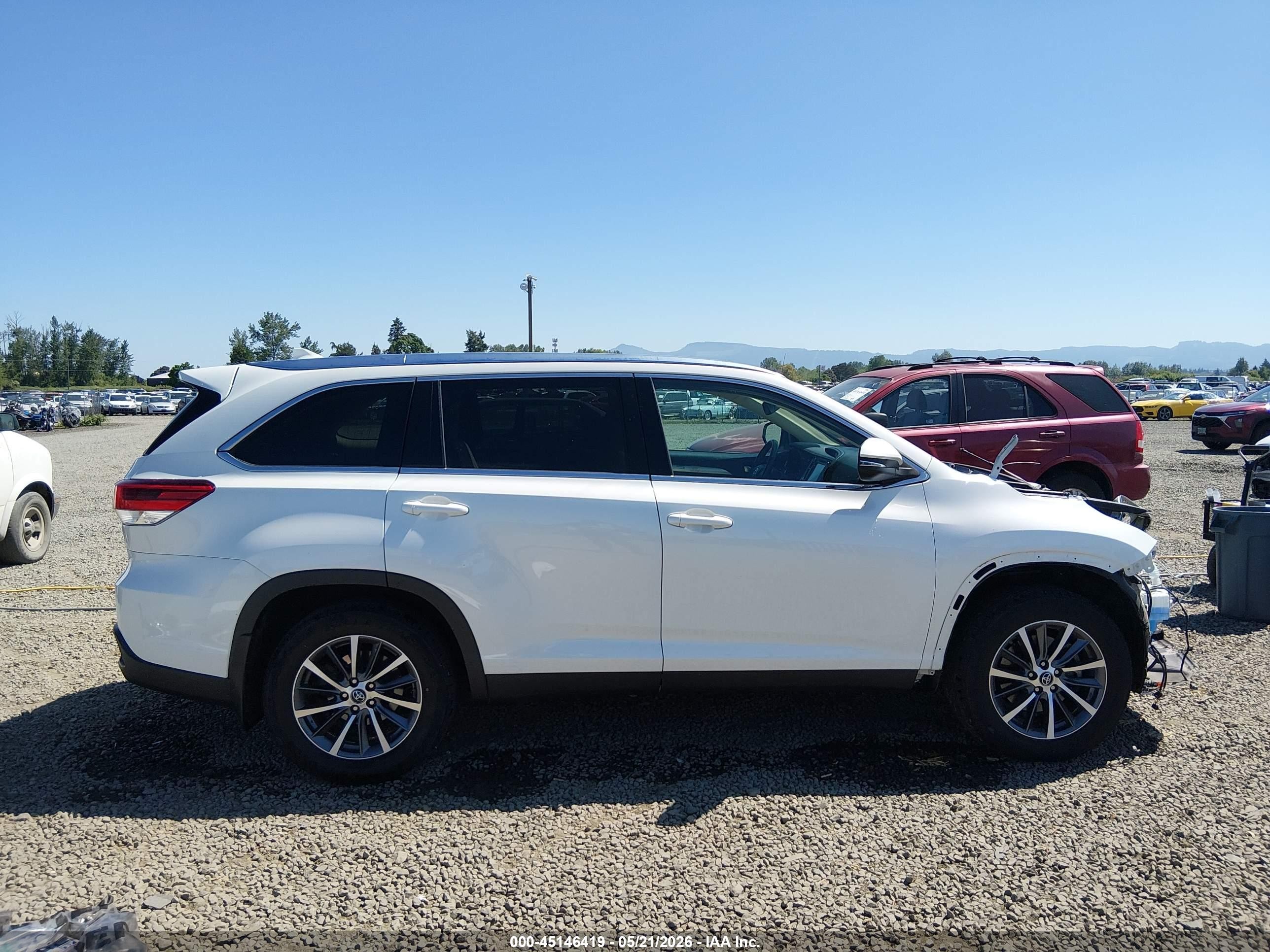2019 Toyota Highlander Xle White vin: 5TDJZRFH3KS574197