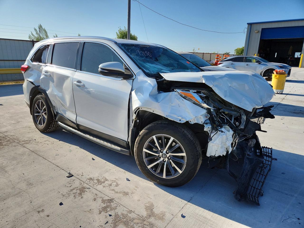 2019 Toyota Highlander Xle White vin: 5TDJZRFH3KS601074