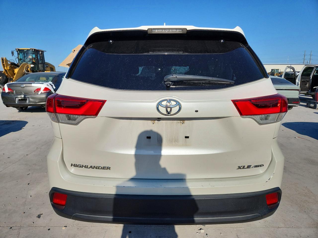 2019 Toyota Highlander Xle White vin: 5TDJZRFH3KS601074