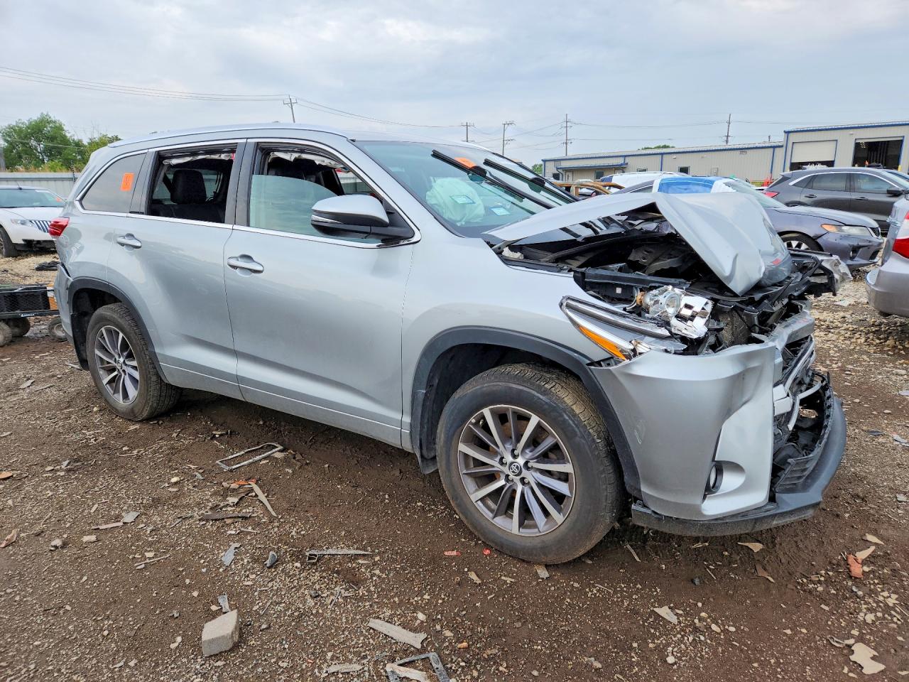 2018 Toyota Highlander Silver vin: 5TDJZRFH5JS541300