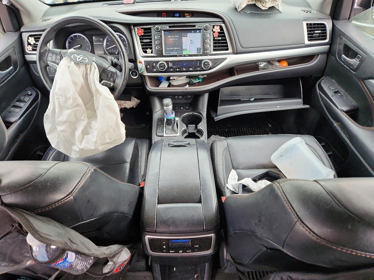 2018 Toyota Highlander Silver vin: 5TDJZRFH5JS541300