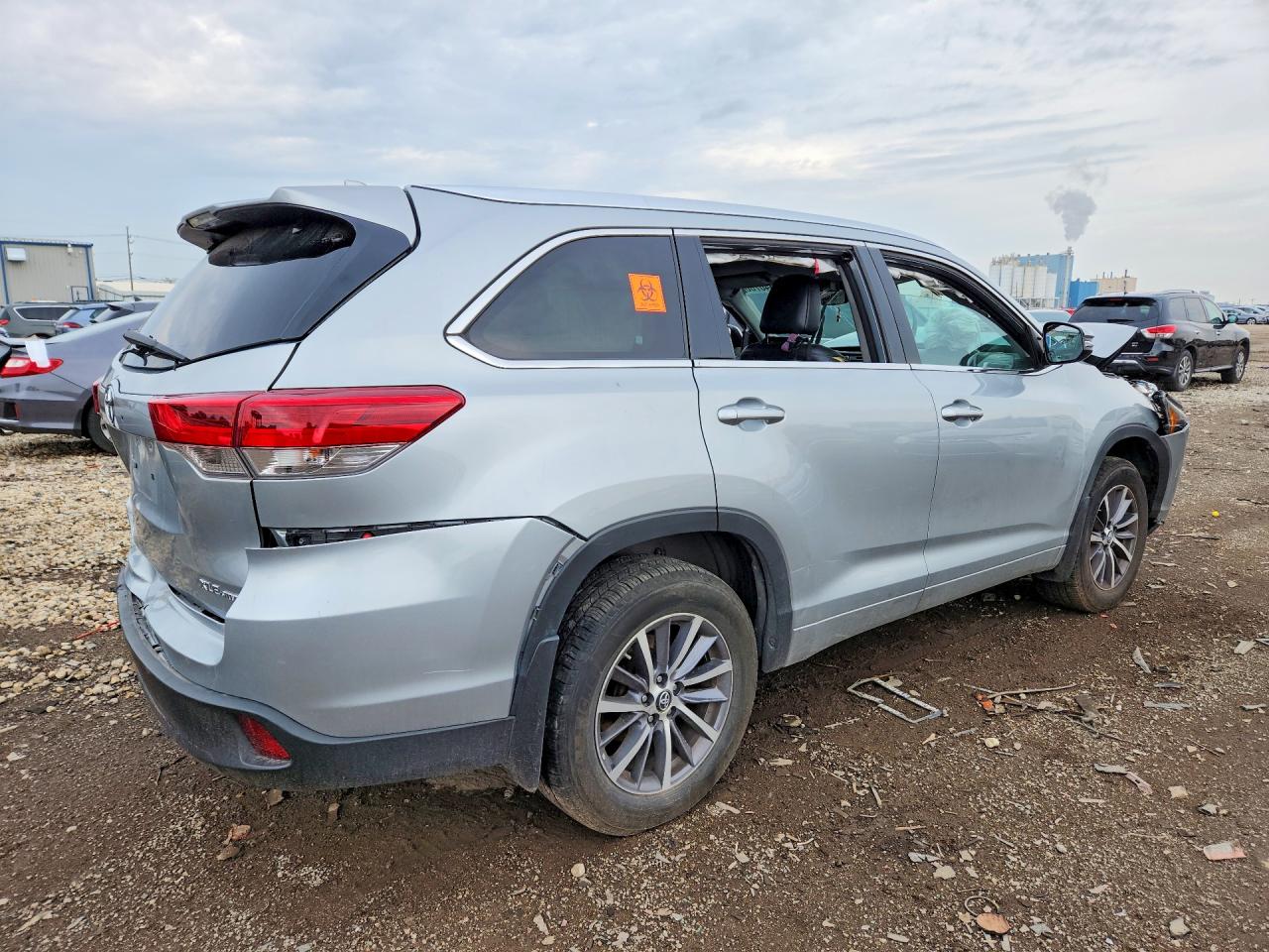 2018 Toyota Highlander Silver vin: 5TDJZRFH5JS541300