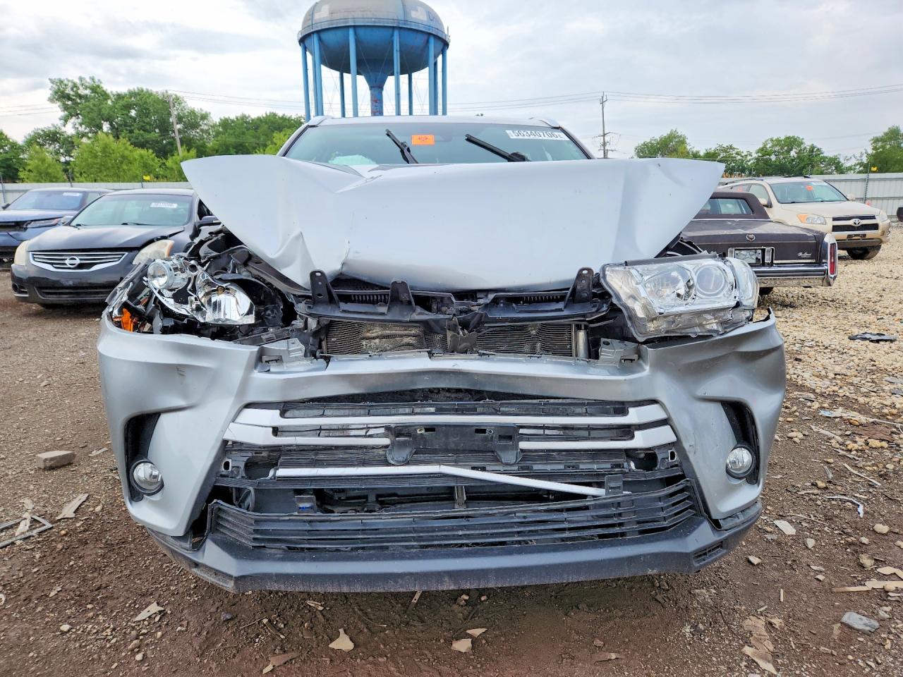 2018 Toyota Highlander Silver vin: 5TDJZRFH5JS541300