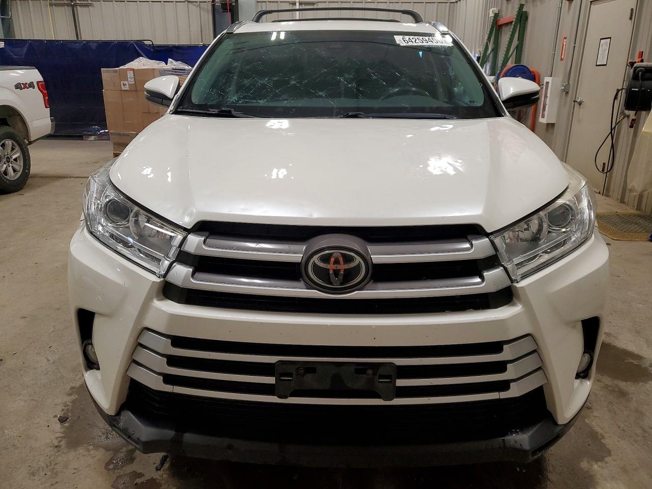 2018 Toyota Highlander Xle White vin: 5TDJZRFH5JS857862
