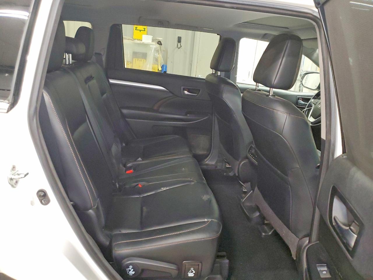 2018 Toyota Highlander Xle White vin: 5TDJZRFH5JS857862