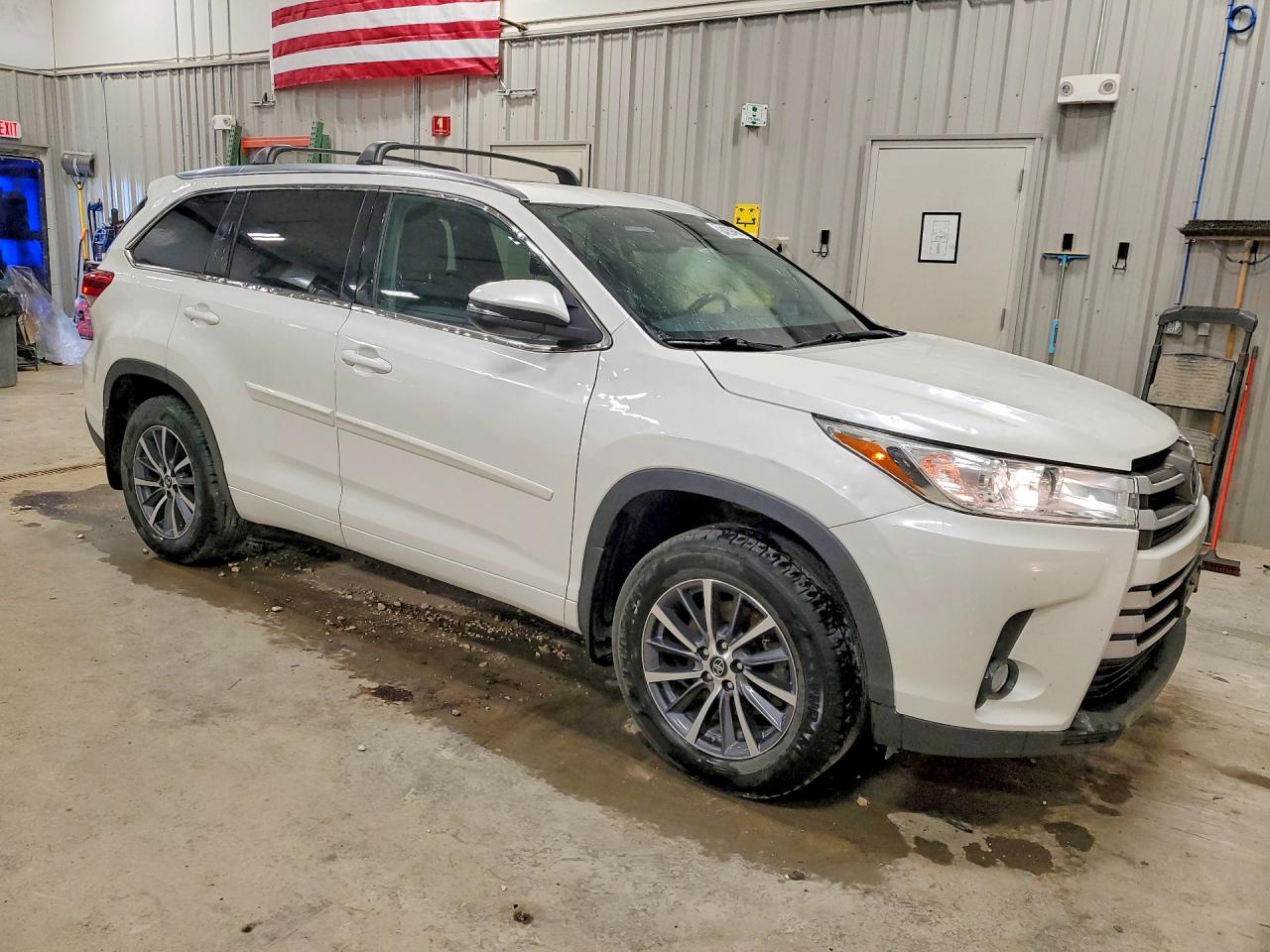 2018 Toyota Highlander Xle White vin: 5TDJZRFH5JS857862