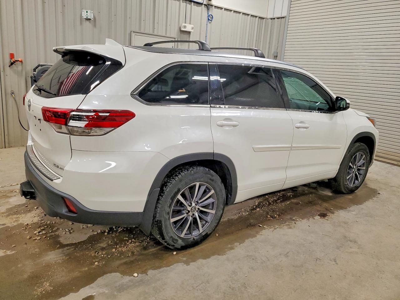 2018 Toyota Highlander Xle White vin: 5TDJZRFH5JS857862