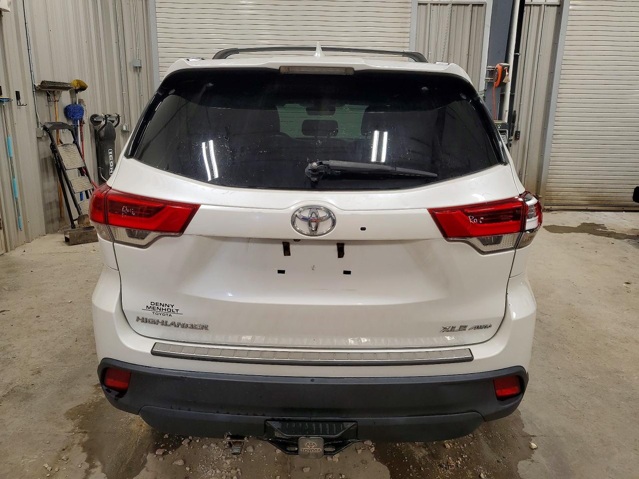 2018 Toyota Highlander Xle White vin: 5TDJZRFH5JS857862