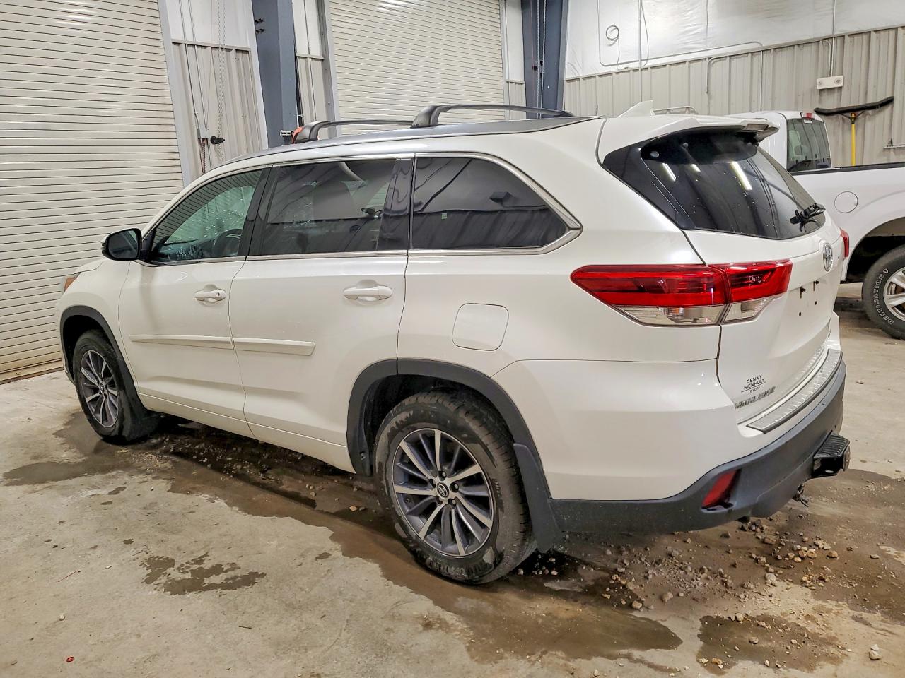 2018 Toyota Highlander Xle White vin: 5TDJZRFH5JS857862
