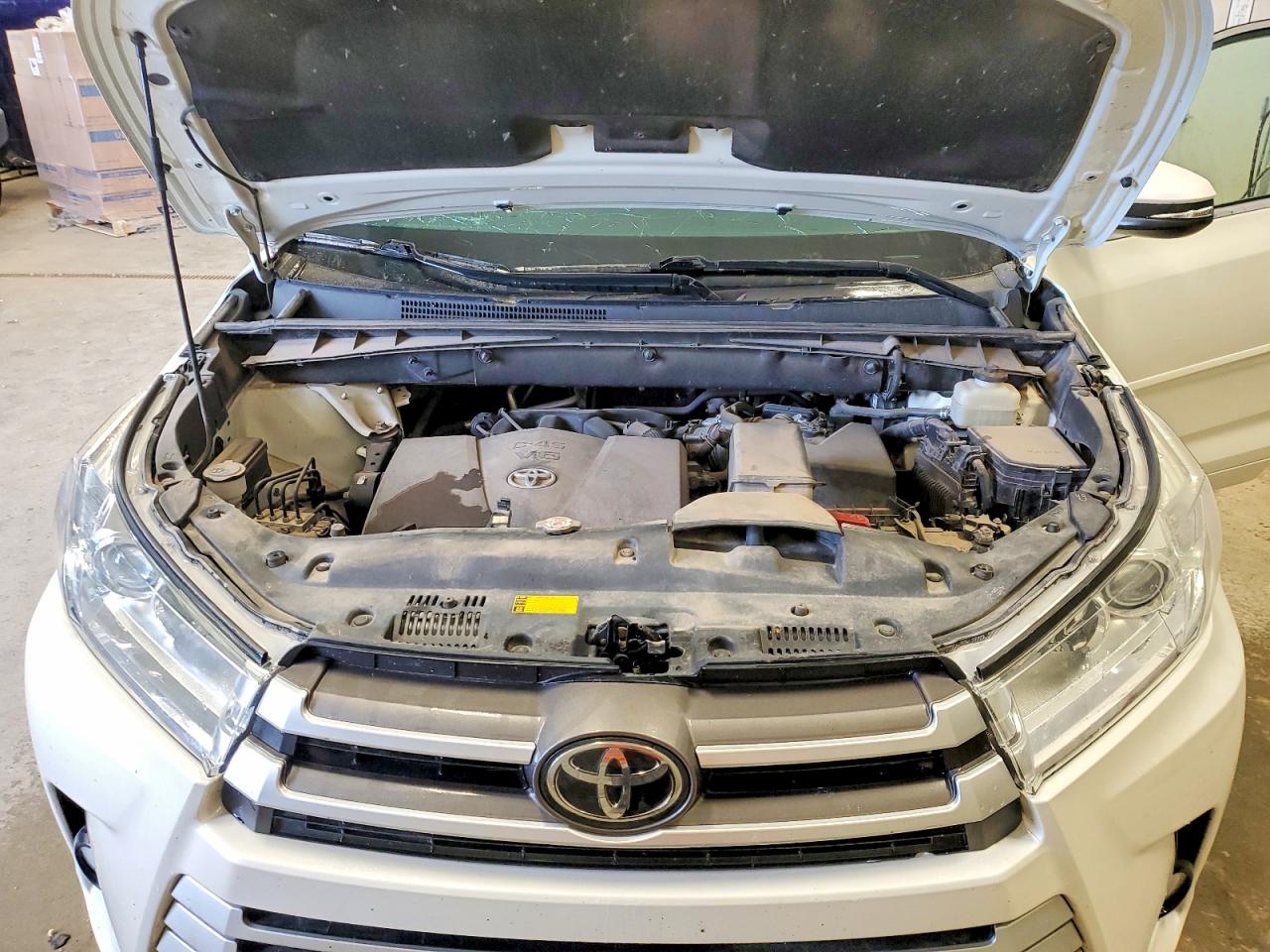 2018 Toyota Highlander Xle White vin: 5TDJZRFH5JS857862