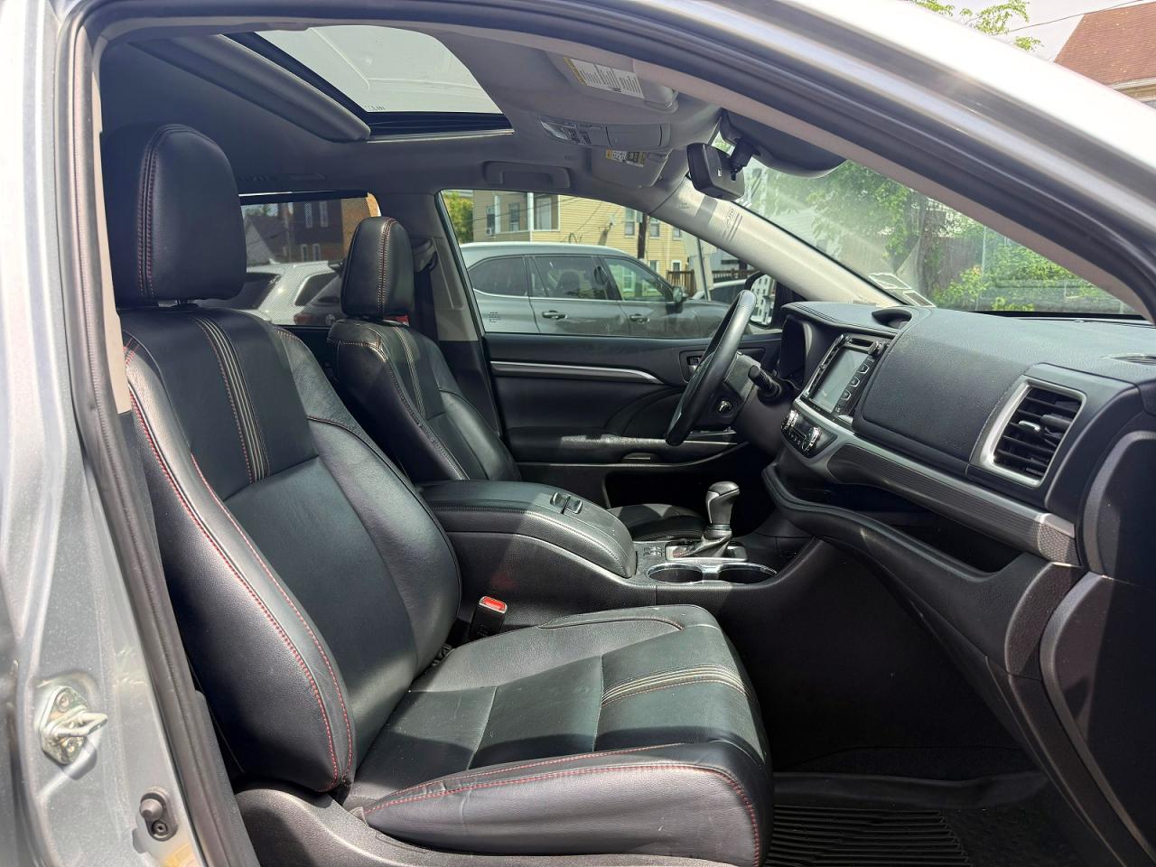 2019 Toyota Highlander Se Silver vin: 5TDJZRFH5KS565789