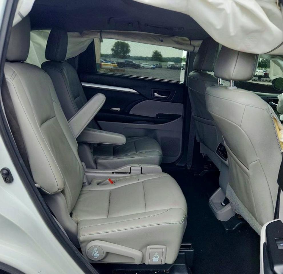 2018 Toyota Highlander Xle White vin: 5TDJZRFH6JS540950