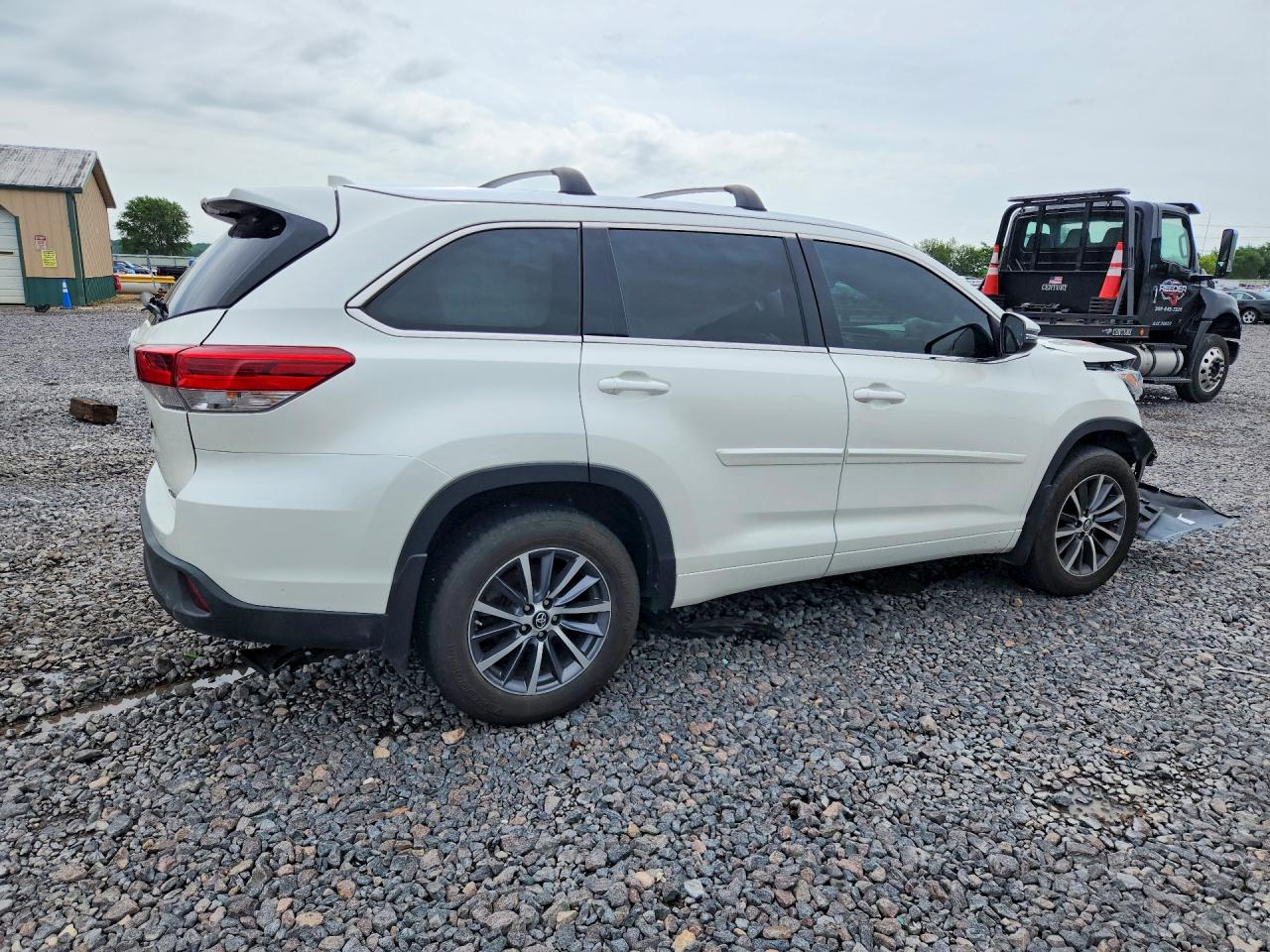 2018 Toyota Highlander Xle White vin: 5TDJZRFH6JS540950