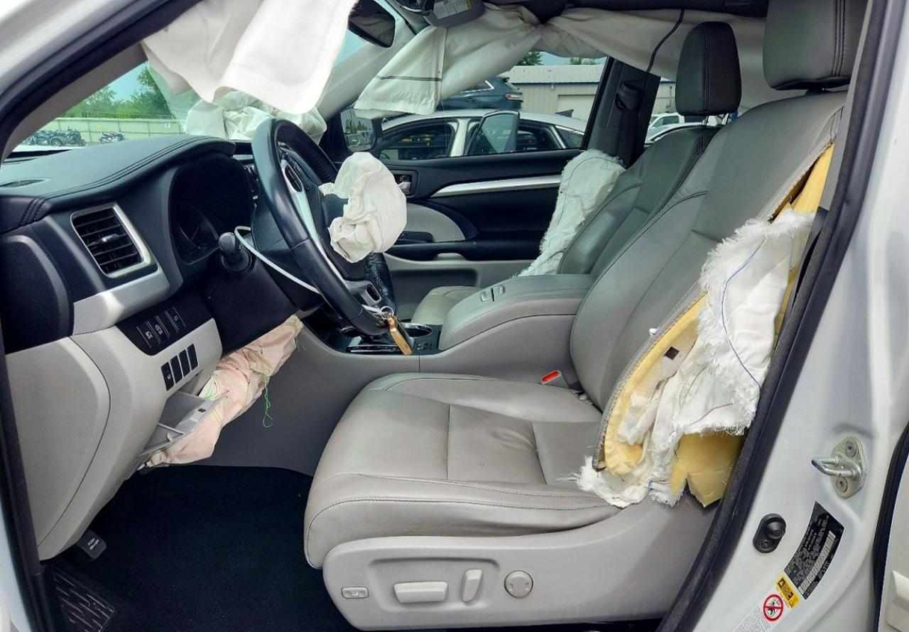 2018 Toyota Highlander Xle White vin: 5TDJZRFH6JS540950