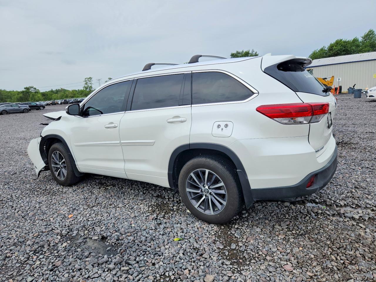 2018 Toyota Highlander Xle White vin: 5TDJZRFH6JS540950