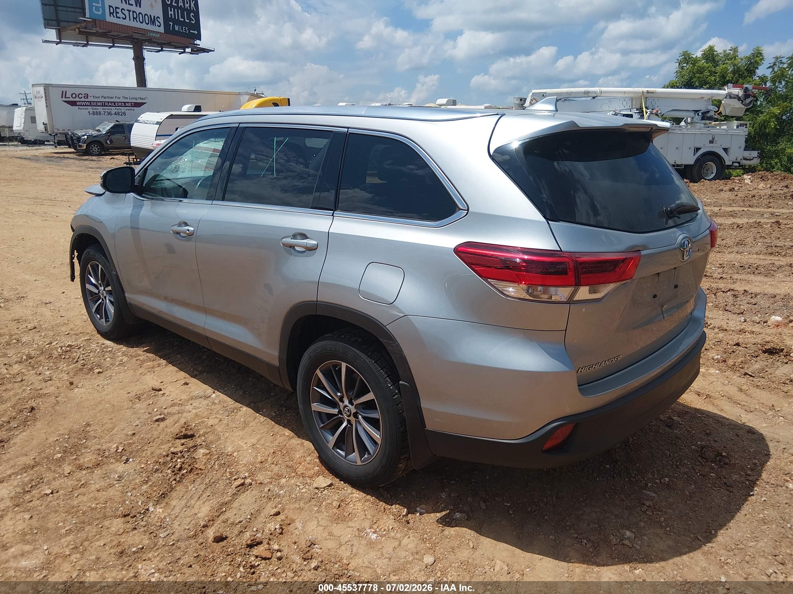 2019 Toyota Highlander Xle Silver vin: 5TDJZRFH6KS593357