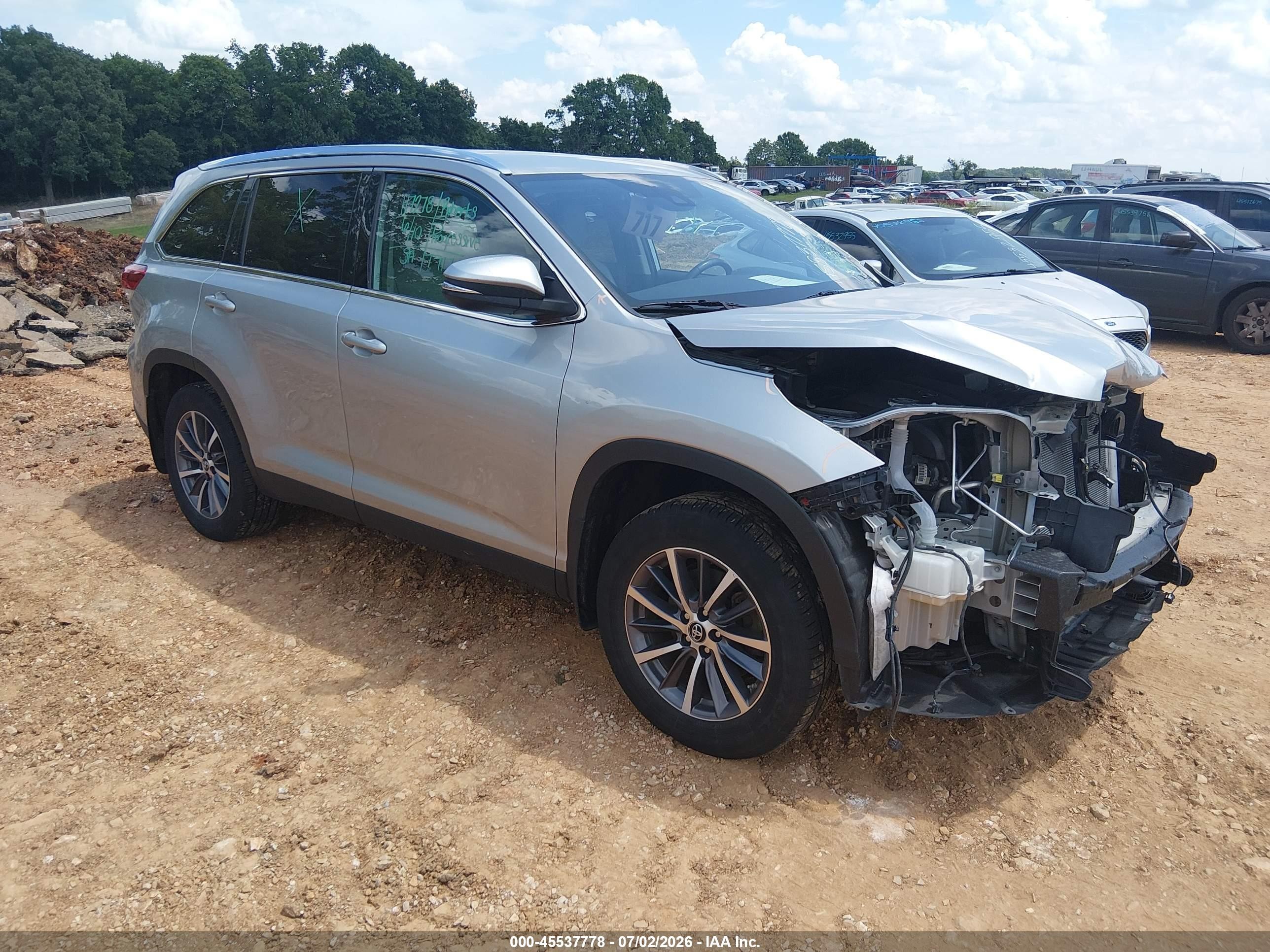 2019 Toyota Highlander Xle Silver vin: 5TDJZRFH6KS593357