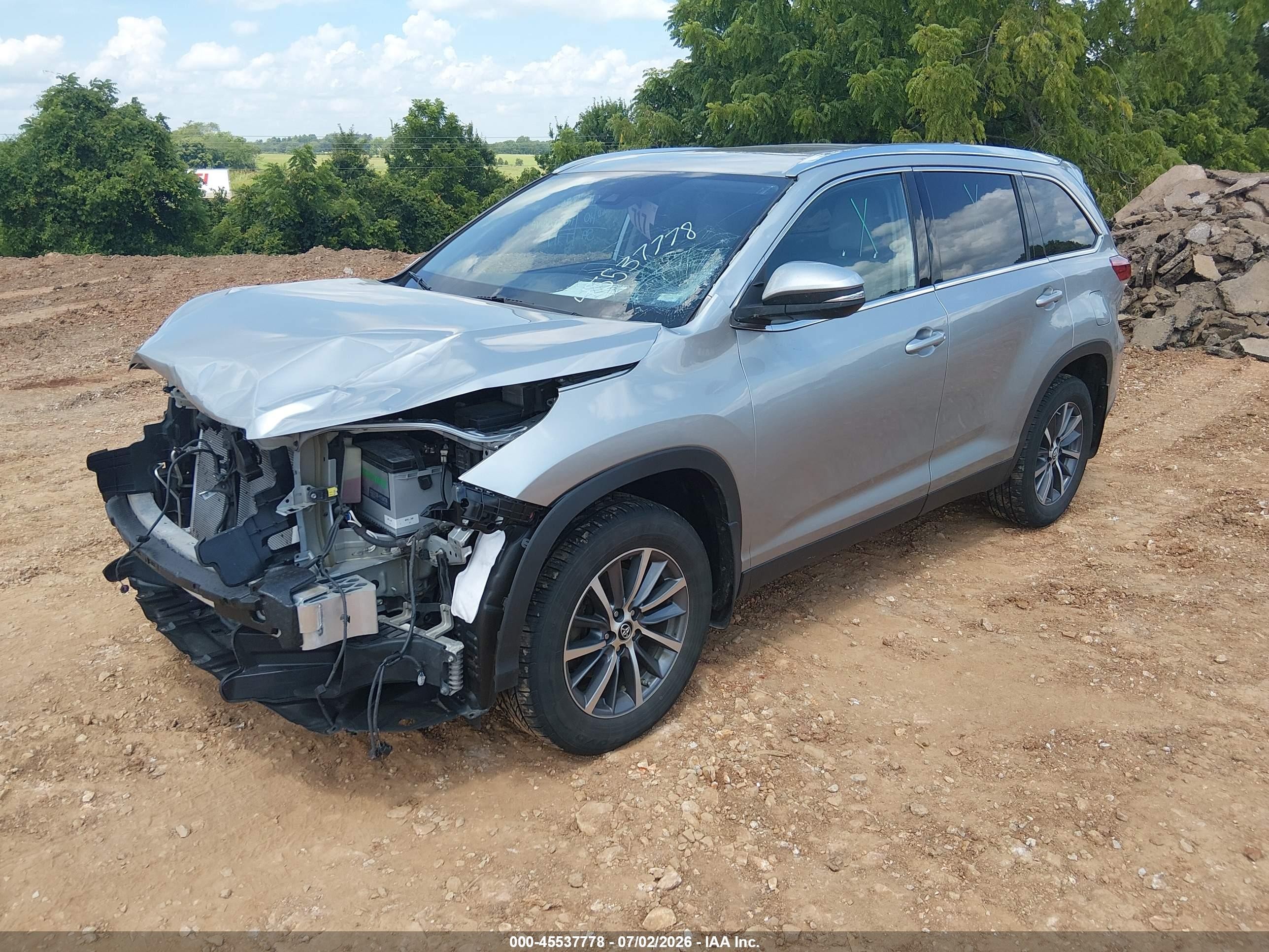 2019 Toyota Highlander Xle Silver vin: 5TDJZRFH6KS593357
