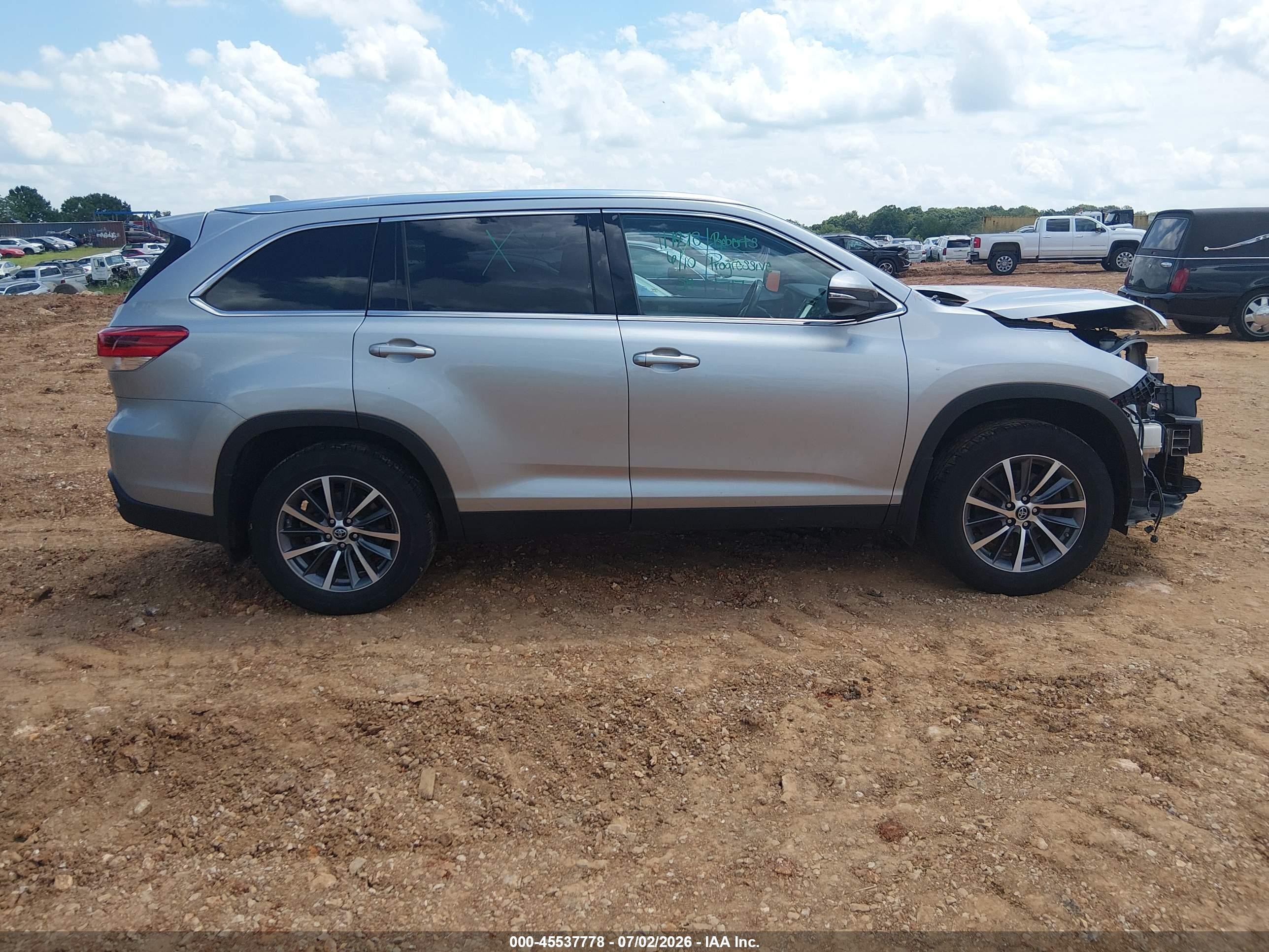 2019 Toyota Highlander Xle Silver vin: 5TDJZRFH6KS593357