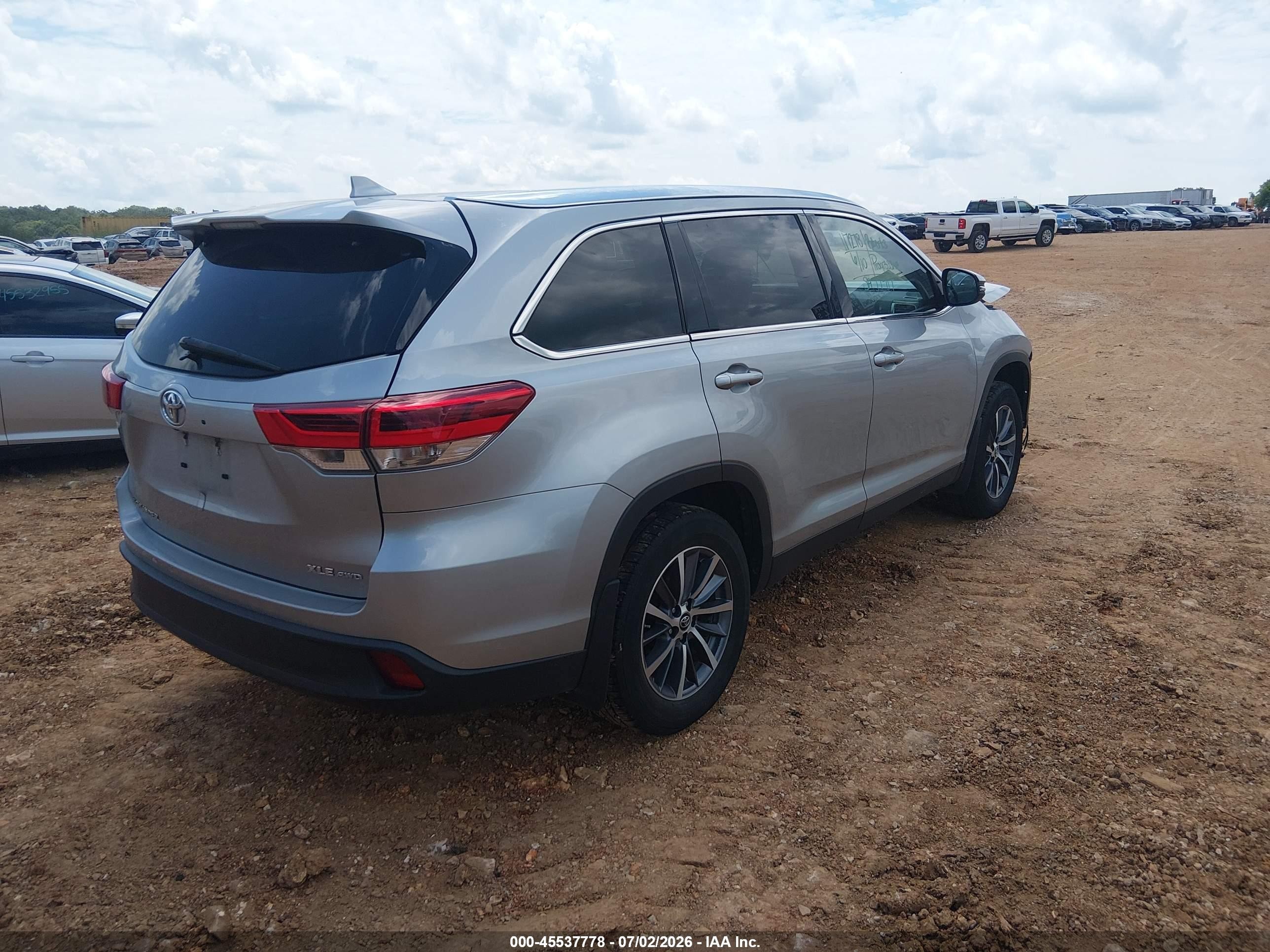 2019 Toyota Highlander Xle Silver vin: 5TDJZRFH6KS593357