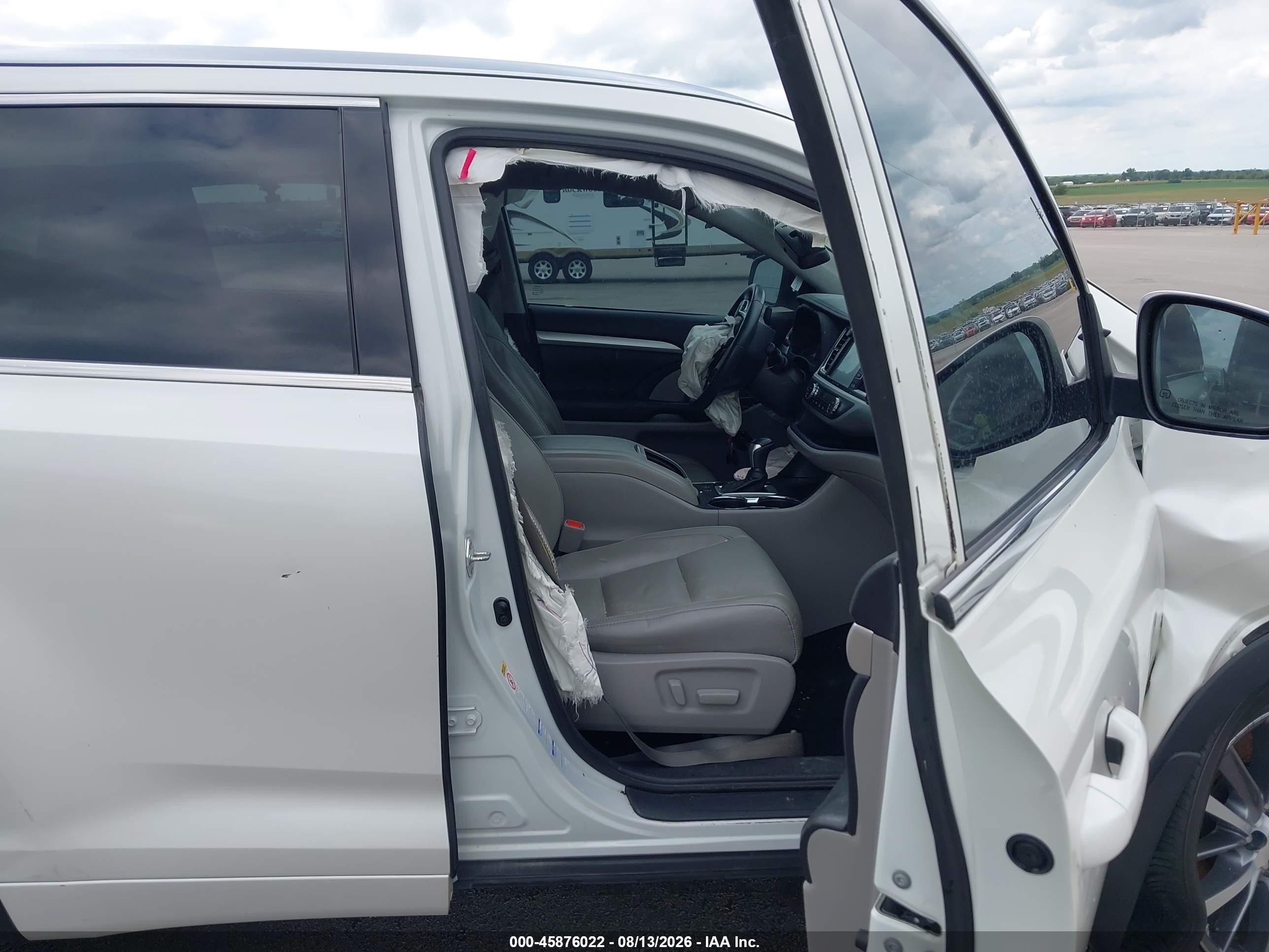 2018 Toyota Highlander Xle White vin: 5TDJZRFH7JS531402