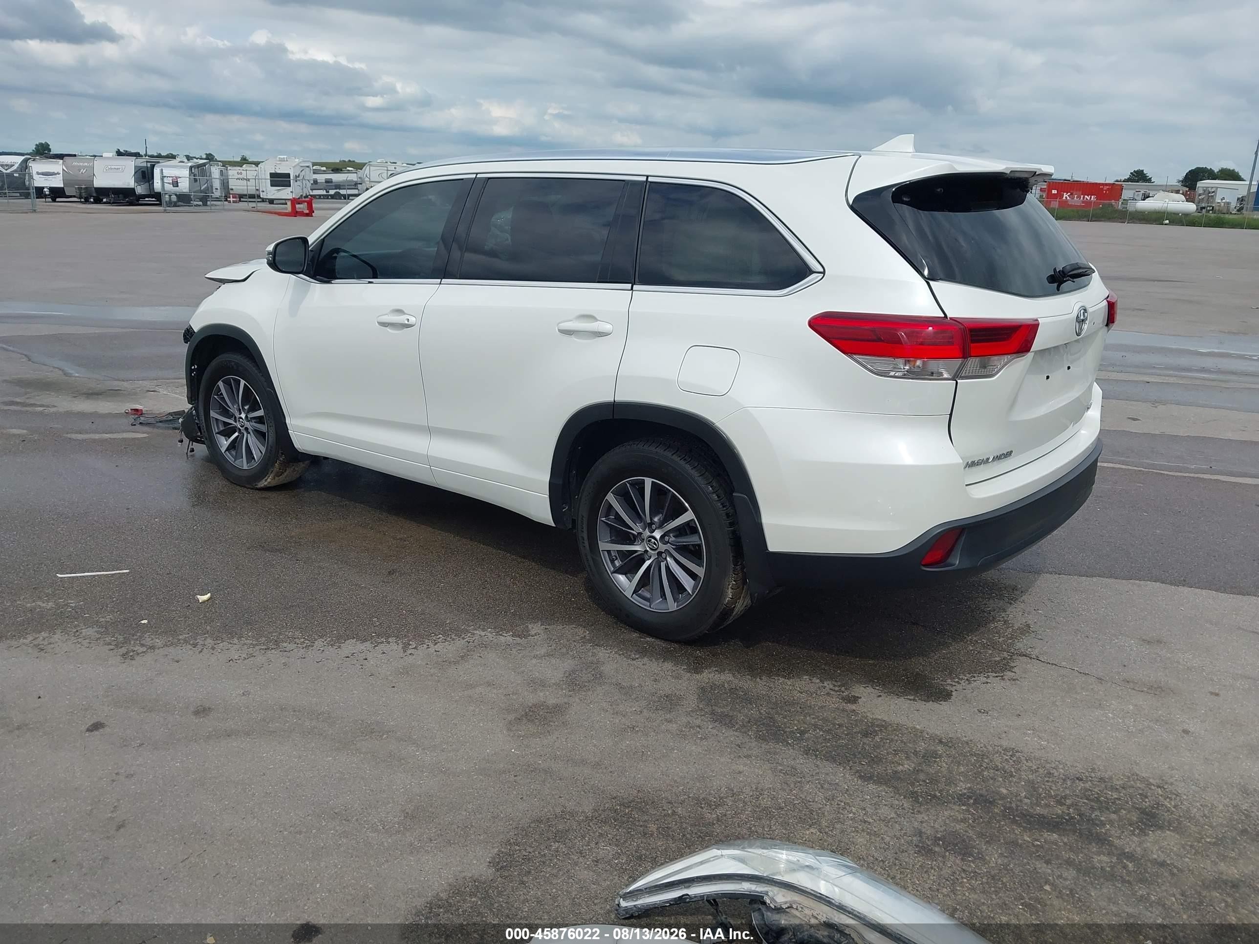 2018 Toyota Highlander Xle White vin: 5TDJZRFH7JS531402