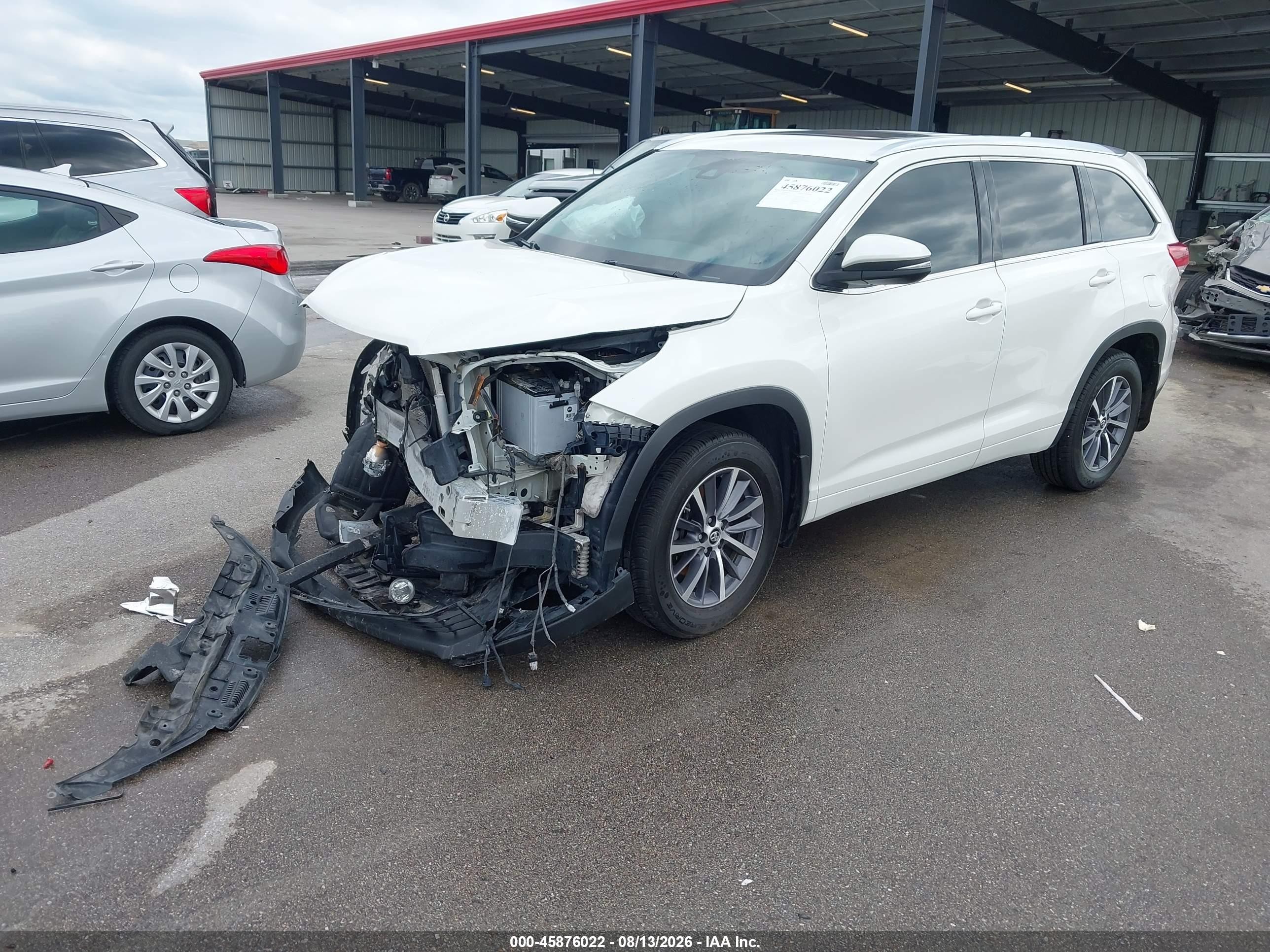 2018 Toyota Highlander Xle White vin: 5TDJZRFH7JS531402