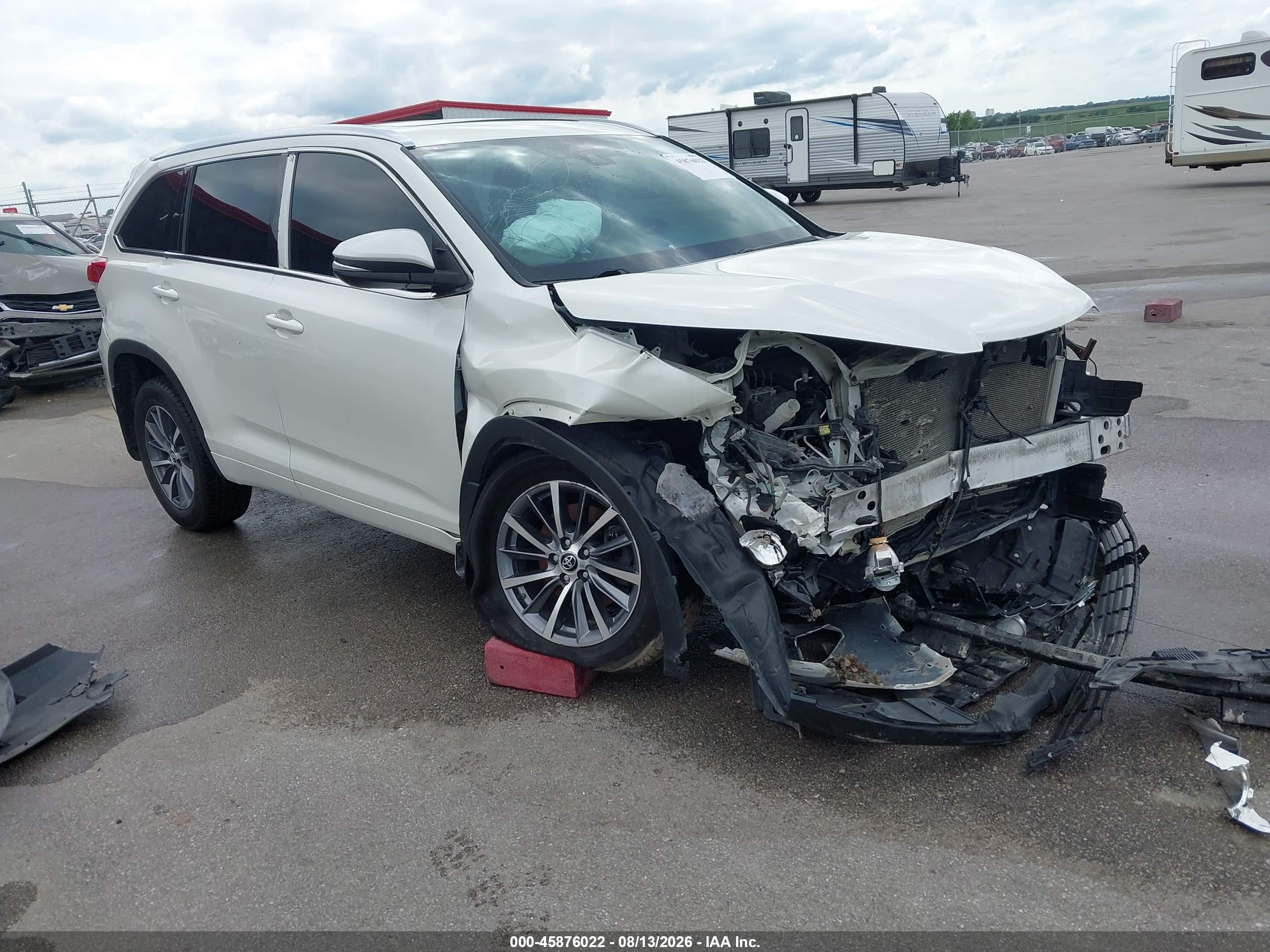 2018 Toyota Highlander Xle White vin: 5TDJZRFH7JS531402