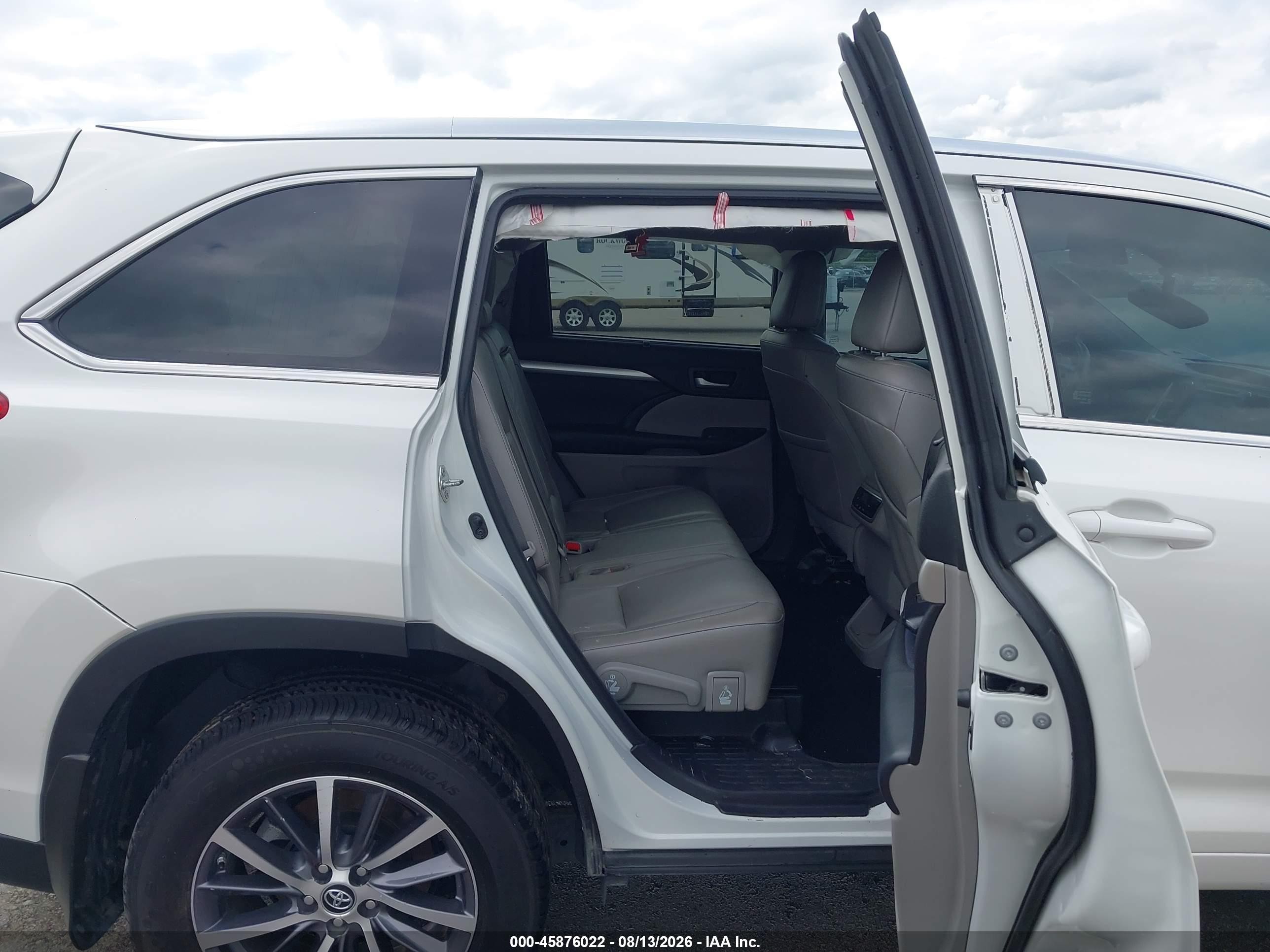 2018 Toyota Highlander Xle White vin: 5TDJZRFH7JS531402