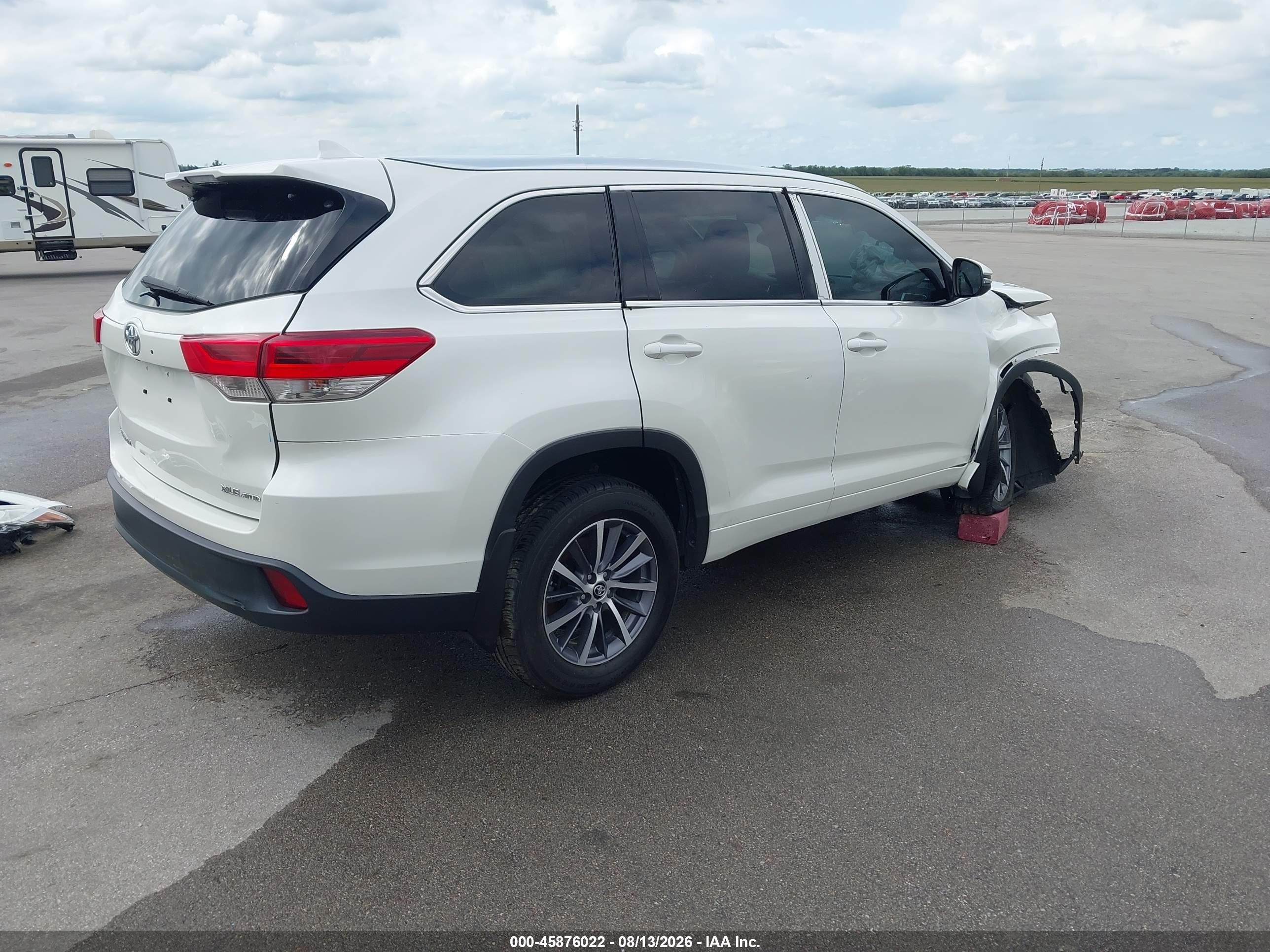 2018 Toyota Highlander Xle White vin: 5TDJZRFH7JS531402