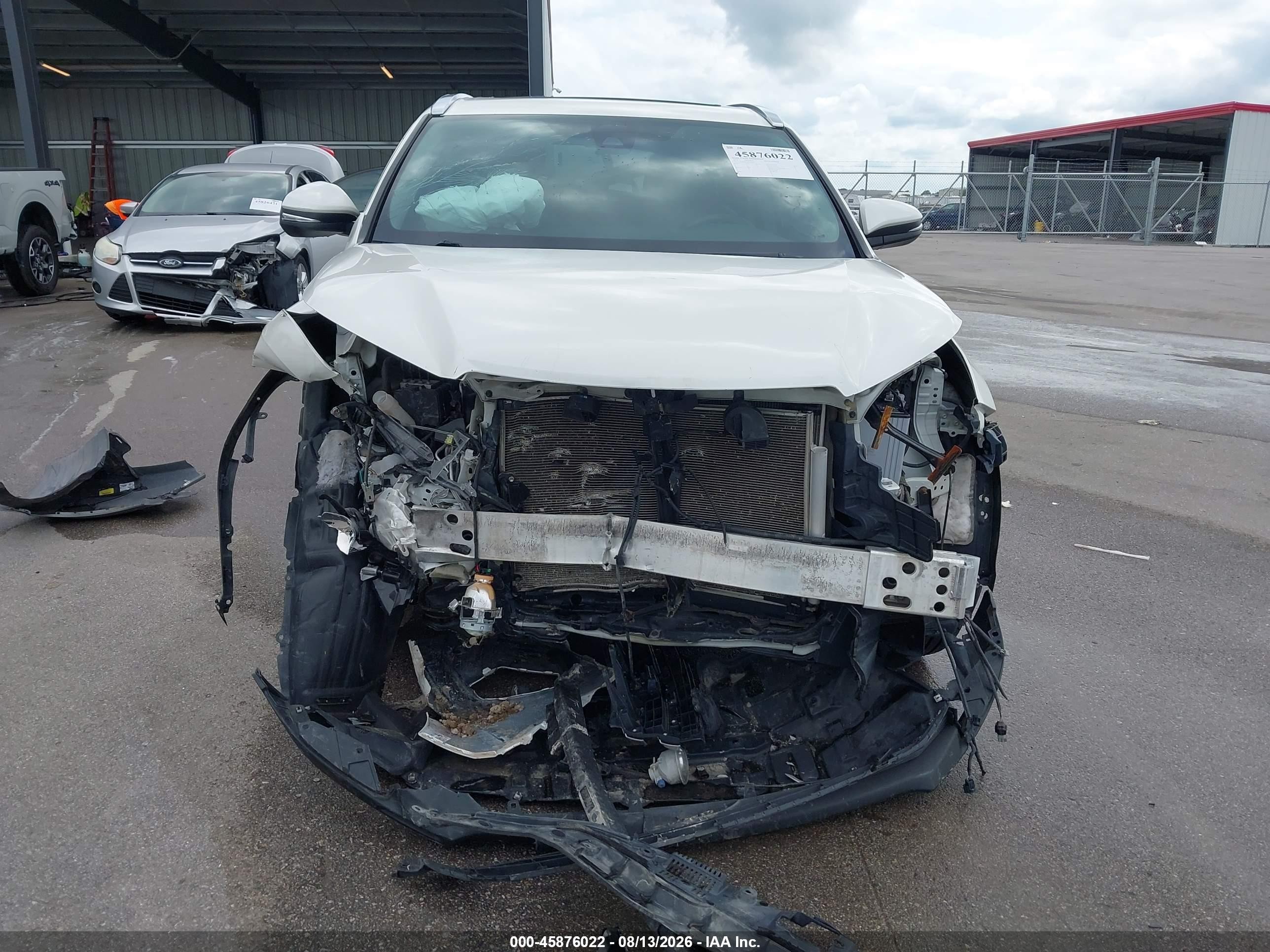 2018 Toyota Highlander Xle White vin: 5TDJZRFH7JS531402