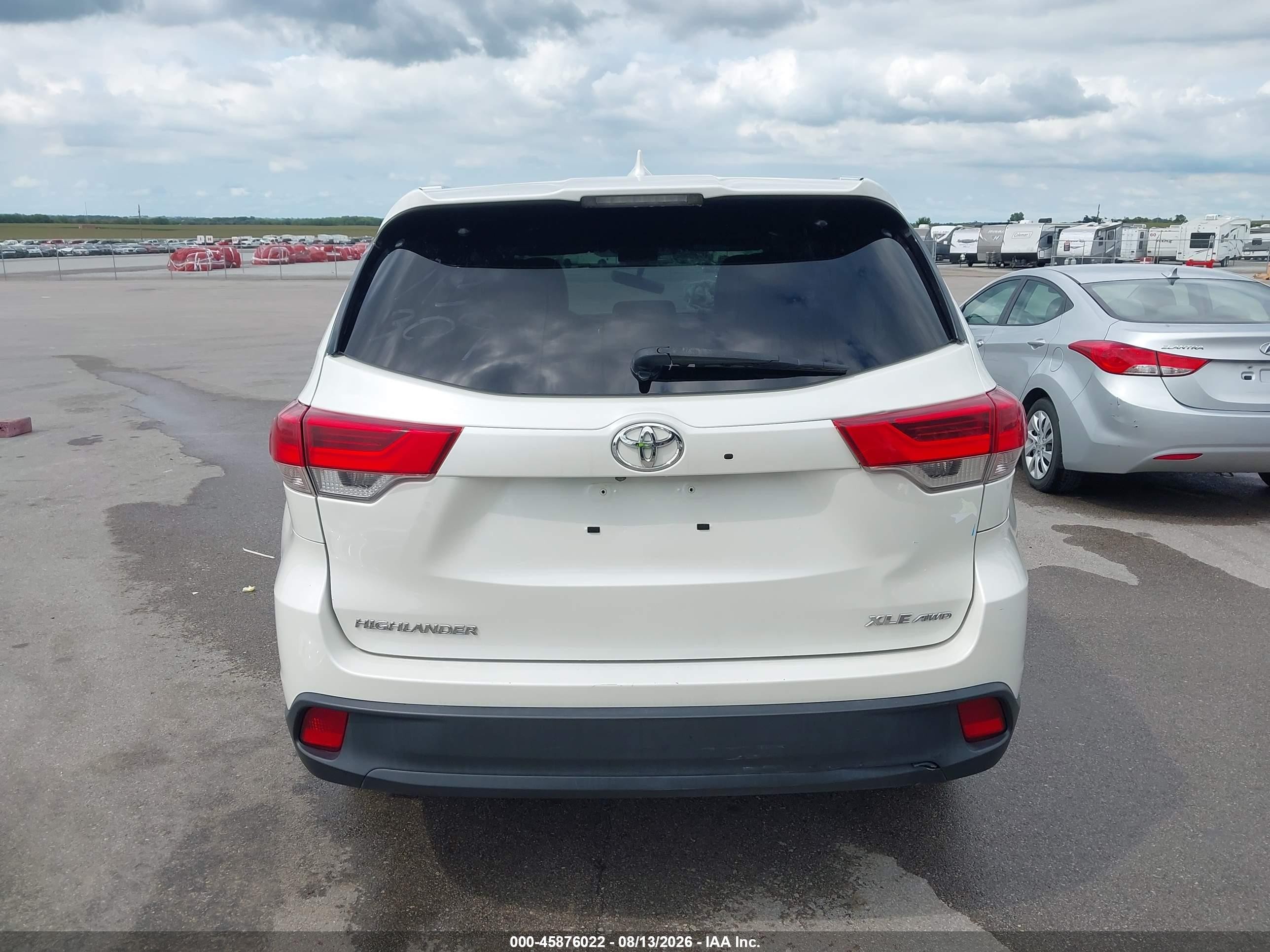 2018 Toyota Highlander Xle White vin: 5TDJZRFH7JS531402
