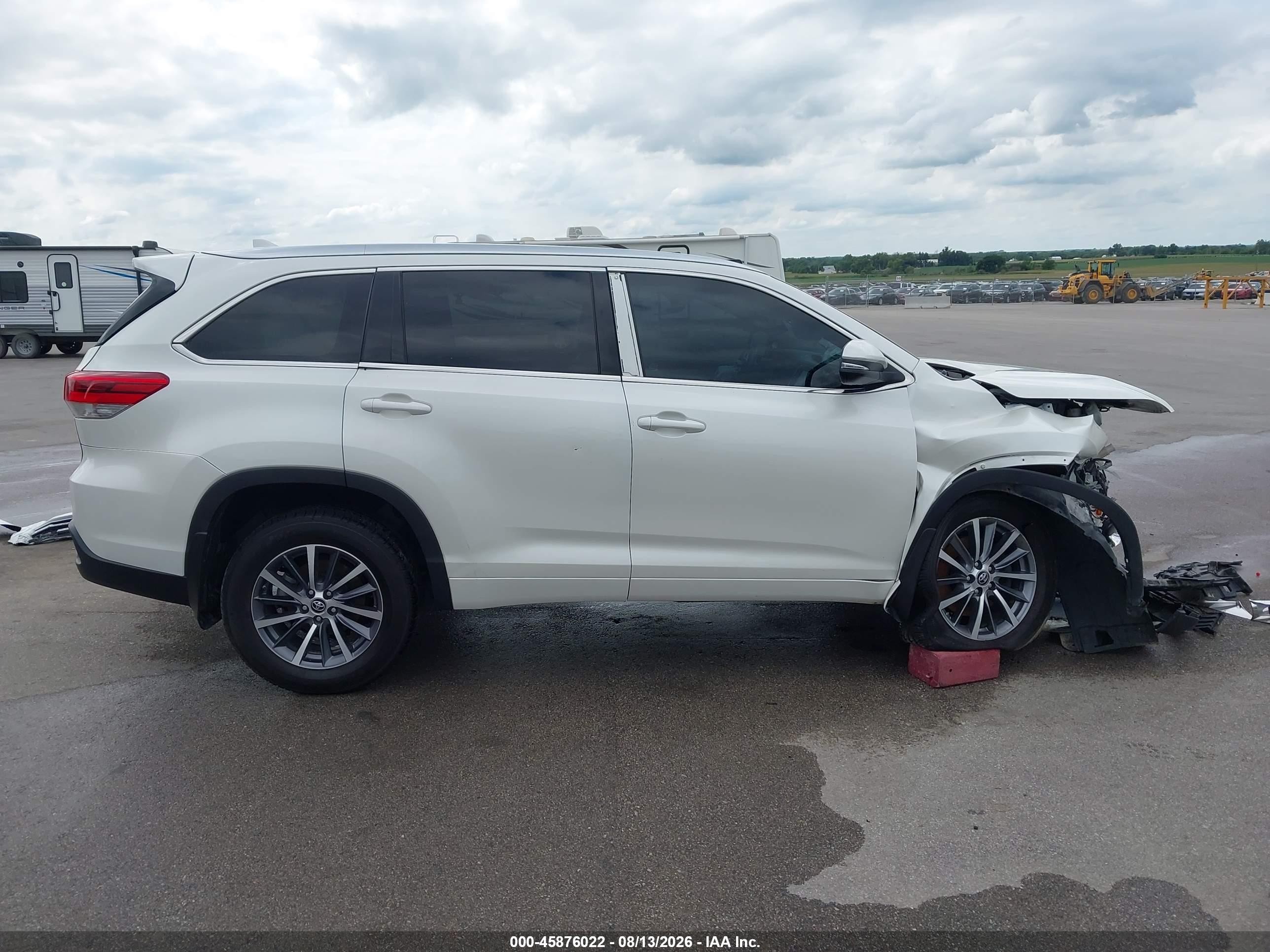 2018 Toyota Highlander Xle White vin: 5TDJZRFH7JS531402
