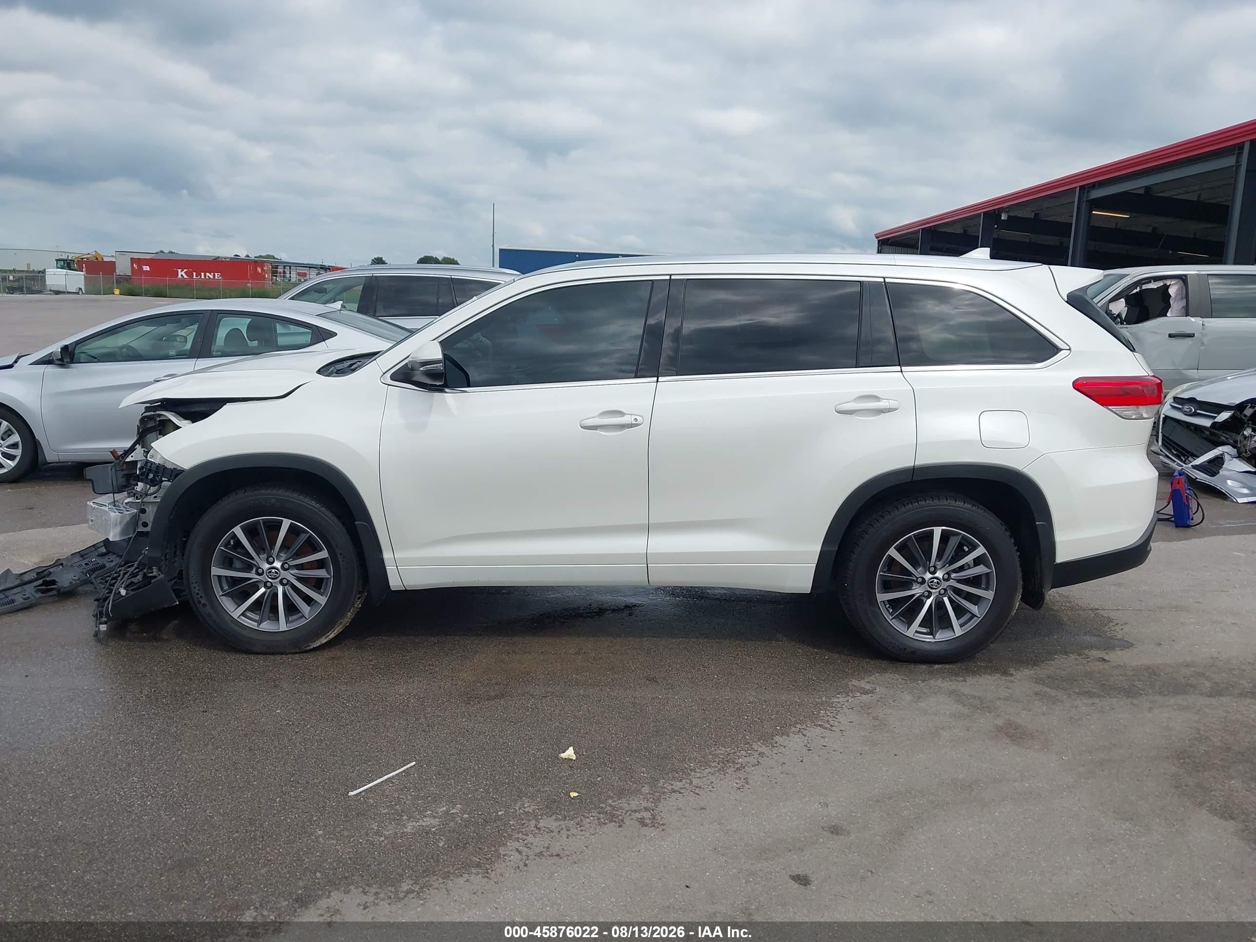 2018 Toyota Highlander Xle White vin: 5TDJZRFH7JS531402