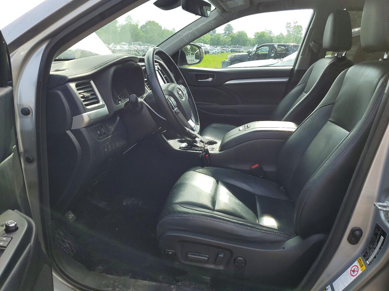 2017 Toyota Highlander Xle Silver vin: 5TDJZRFH8HS382489
