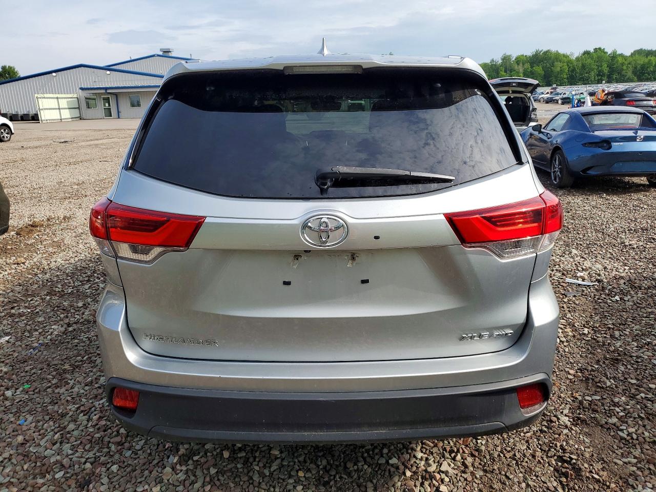 2017 Toyota Highlander Xle Silver vin: 5TDJZRFH8HS382489