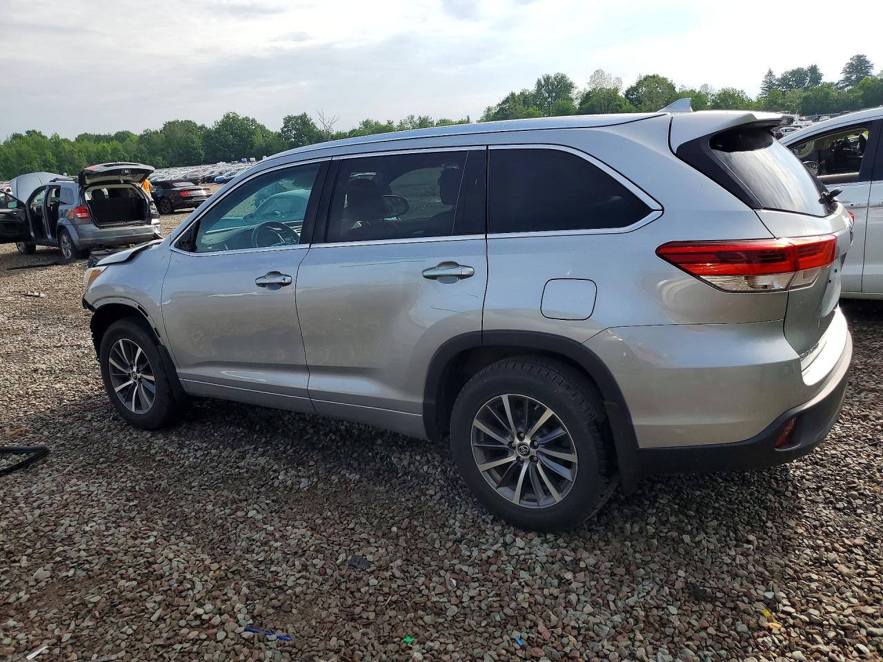 2017 Toyota Highlander Xle Silver vin: 5TDJZRFH8HS382489