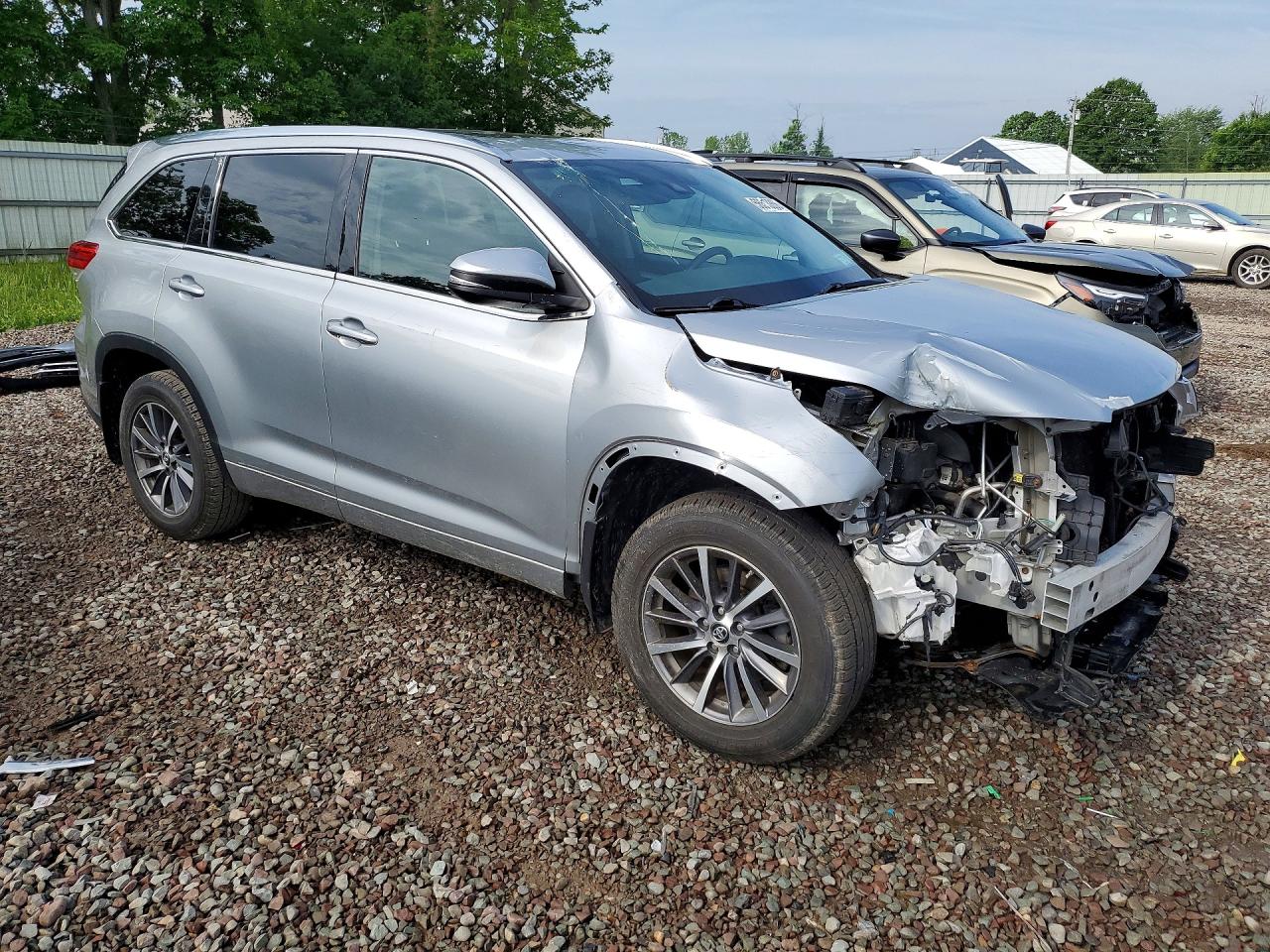2017 Toyota Highlander Xle Silver vin: 5TDJZRFH8HS382489